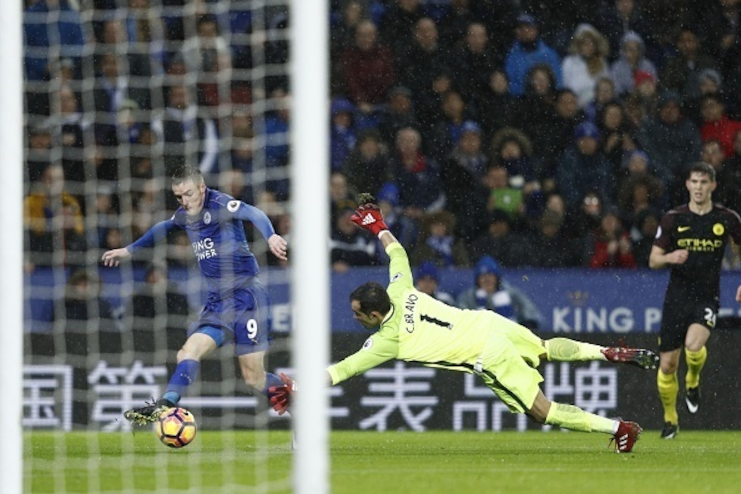 Leicester City's English striker Jamie Vardy (L) takes the ball around Manchester City's Chilean goalkeeper Claudio Bravo on his way to scoring his third goal, their fourth during the English Premier League football match between Leicester City and Manche Leicester City's English striker Jamie Vardy (L) takes the ball around Manchester City's Chilean goalkeeper Claudio Bravo on his way to scoring his third goal, their fourth during the English Premier League football match between Leicester City and Manche