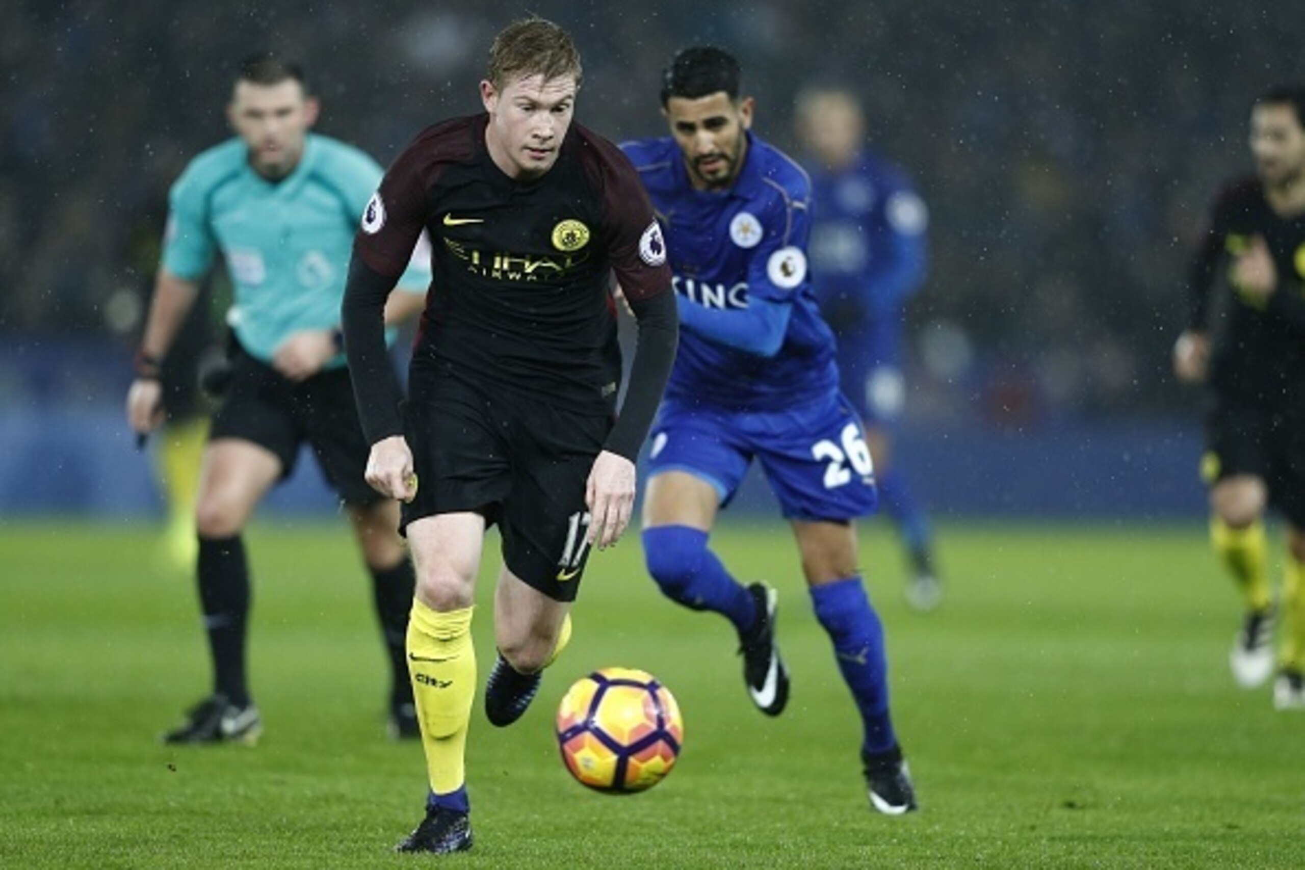 Manchester City's Belgian midfielder Kevin De Bruyne runs with the ball during the English Premier League football match between Leicester City and Manchester City at King Power Stadium in Leicester, central England on December 10, 2016. / AFP / Adrian DE Manchester City's Belgian midfielder Kevin De Bruyne runs with the ball during the English Premier League football match between Leicester City and Manchester City at King Power Stadium in Leicester, central England on December 10, 2016. / AFP / Adrian DE