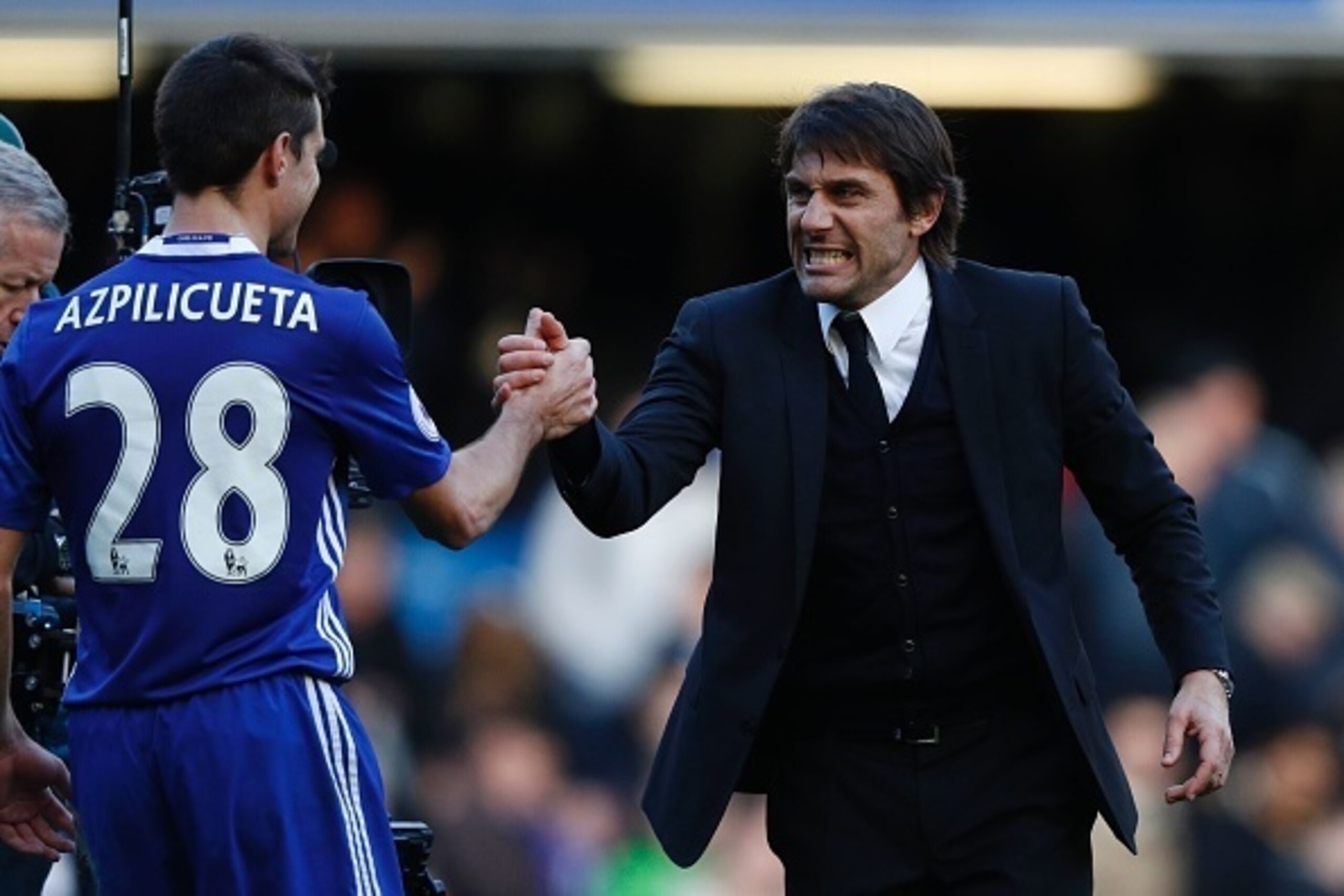 Chelsea's Italian head coach Antonio Conte gestures to Chelsea's Spanish defender Cesar Azpilicueta (L) after the English Premier League football match between Chelsea and West Bromwich Albion at Stamford Bridge in London on December 11, 2016.
Chelsea won