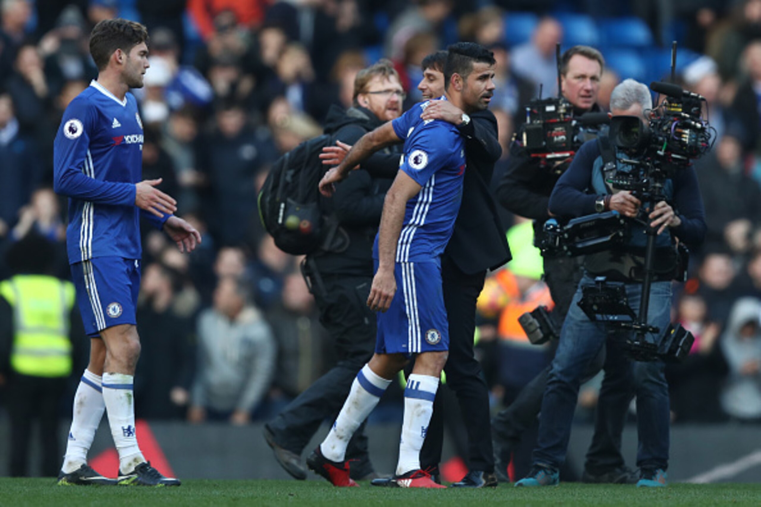 LONDON, ENGLAND - DECEMBER 11:  Antonio Conte, Manager of Chelsea congratulates Diego Costa after the Premier League match between Chelsea and West Bromwich Albion at Stamford Bridge on December 11, 2016 in London, England.  (Photo by Clive Rose/Getty Ima