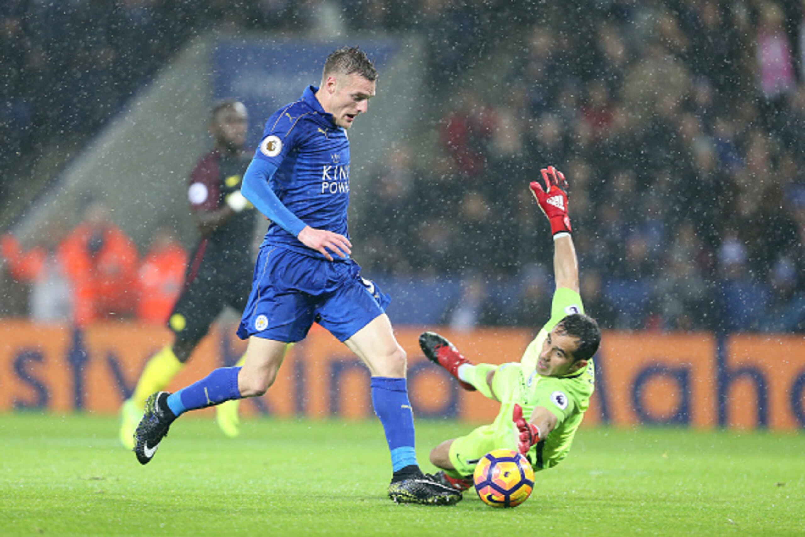LEICESTER, ENGLAND - DECEMBER 10: Jamie Vardy of  Leicester City takes the ball past Claudio Bravo of Manchester City before scoring a goal to make it 3-0 during the Premier League match between Leicester City and Manchester City at The King Power Stadium