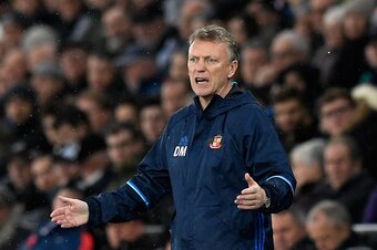 SWANSEA, WALES - DECEMBER 10: David Moyes, Manager of Sunderland gives his team instructions during the Premier League match between Swansea City and Sunderland at the Liberty Stadium on December 10, 2016 in Swansea, Wales.  (Photo by Stu Forster/Getty Im