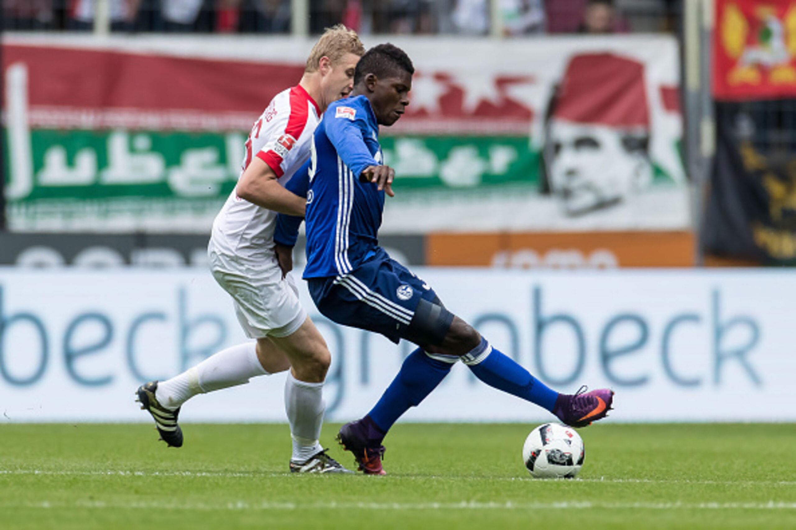 Augsburg, Deutschland, 15.10.2016, Bundesliga 7.Spieltag, FC Augsburg - FC Schalke 04, Martin Hinteregger (FCA) gegen Breel Embolo (S04)  (Photo by TF-Images/Getty Images)