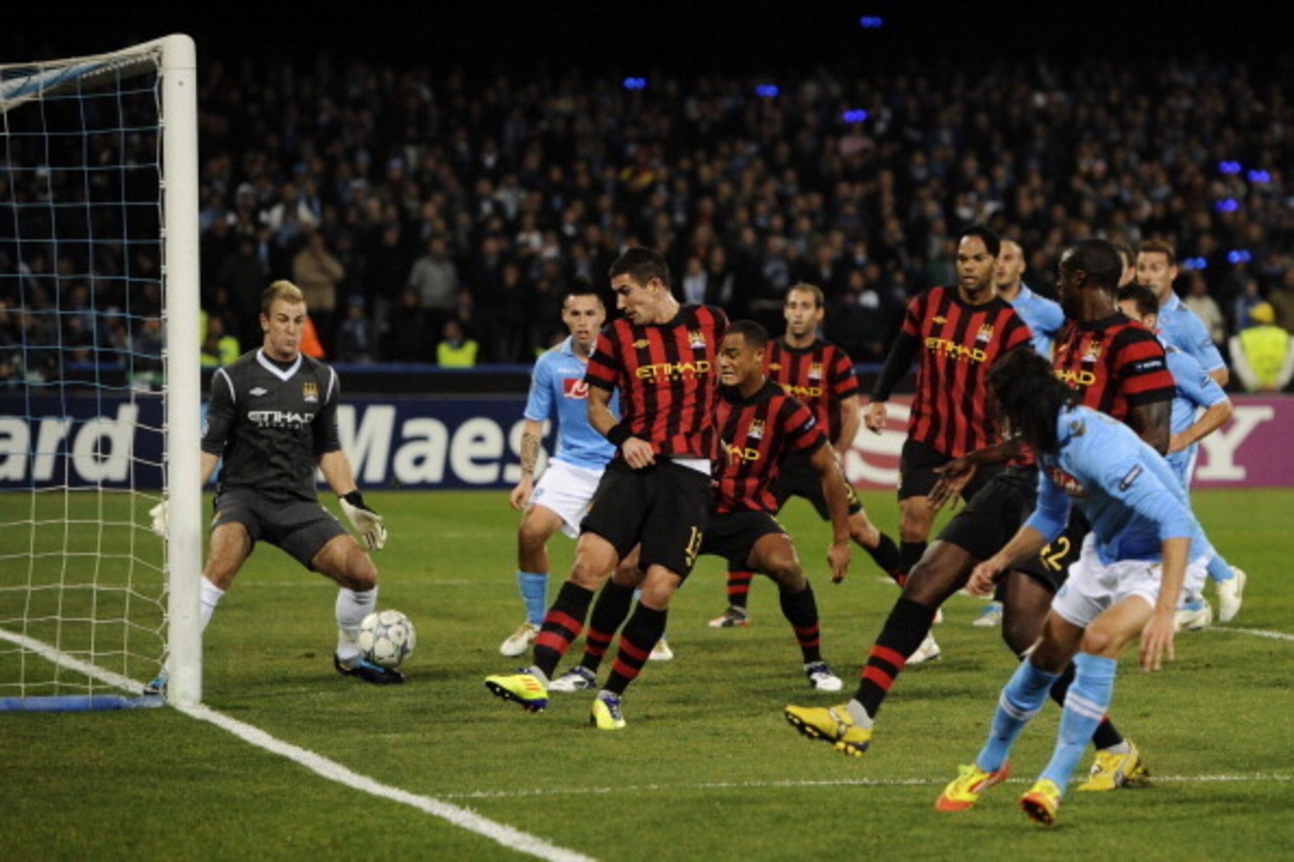 SSC Napoli forward Edinson Cavani (2-R) scores during the Champions League group A  football match SSC Napoli vs Manchester City on November 22, 2011 at the San Paolo stadium in Naples . AFP PHOTO / ROBERTO SALOMONE (Photo credit should read ROBERTO SALOM