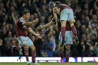 West Ham United's English defender Aaron Cresswell (L), West Ham United's English midfielder Stewart Downing and West Ham United's English midfielder Mark Noble (R) celebrate their third goal during the English Premier League football match between West H