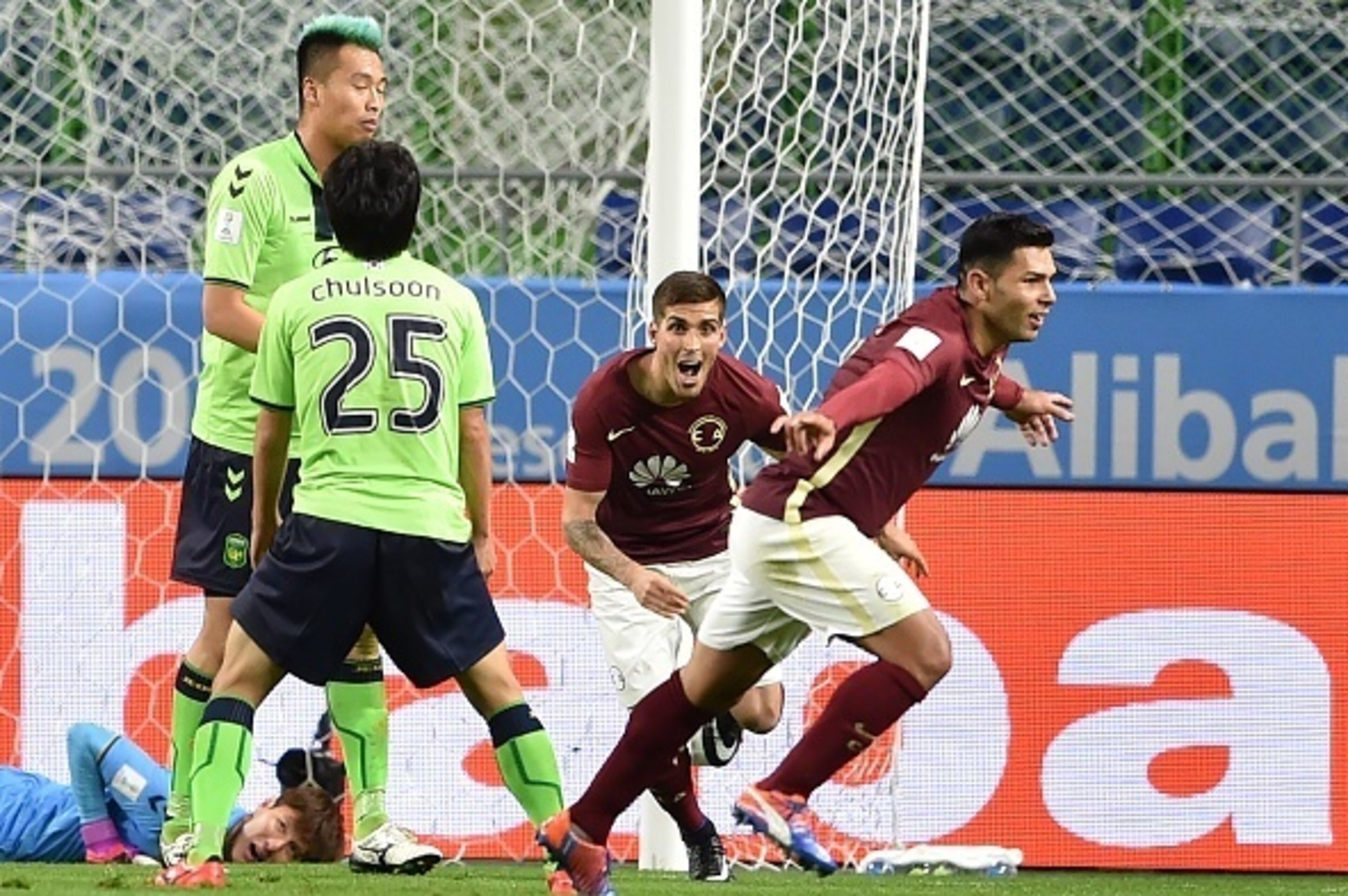 Club America forward Silvio Romero (R, #9) reacts following his goal during the Club World Cup football match between Jeonbuk Hyundai and Club America in Suita, Osaka prefecture on December 11, 2016. / AFP / KAZUHIRO NOGI        (Photo credit should read 