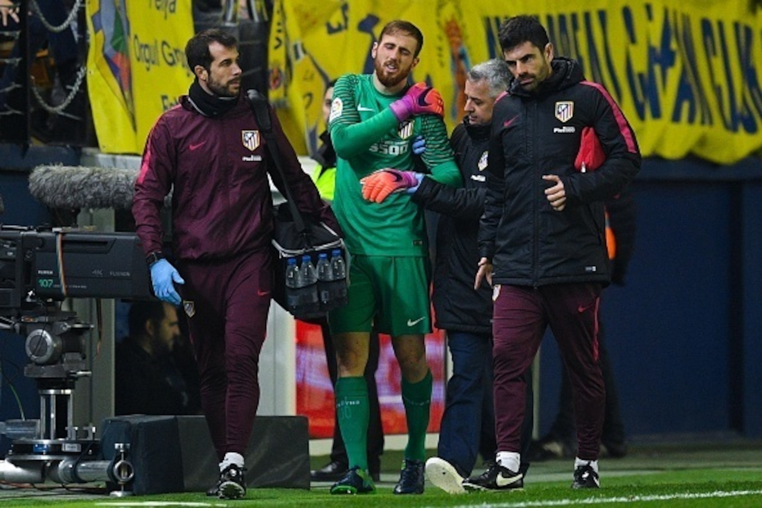 VILLARREAL, SPAIN - DECEMBER 12:  Jan Oblak of Club Atletico de Madrid walks injured off the pitch during the La Liga match between Villarreal CF and Club Atletico de Madrid at El Madrigal stadium on December 12, 2016 in Villarreal, Spain.  (Photo by Davi
