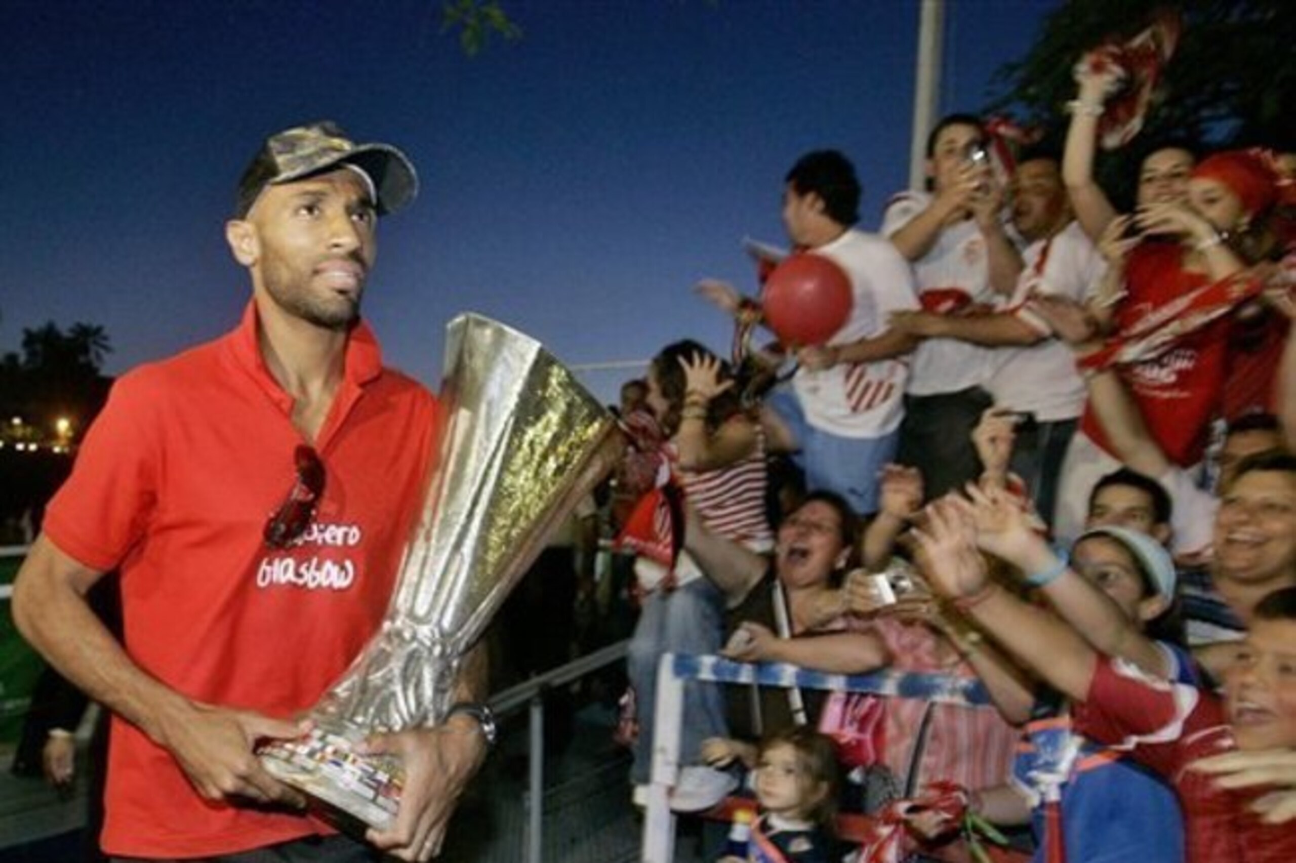 Fredi Kanoute leads the celebrations after Sevilla won the 2007 UEFA Cup.