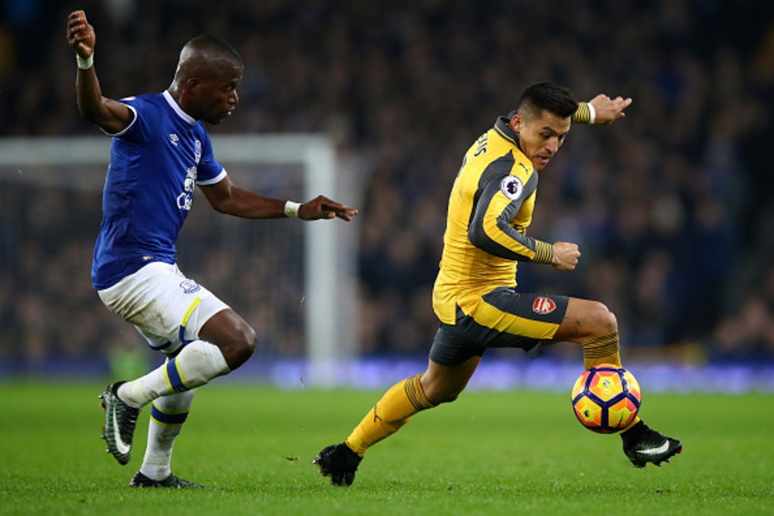LIVERPOOL, ENGLAND - DECEMBER 13:  Alexis Sanchez of Arsenal is challenged by Enner Valencia of Everton during the Premier League match between Everton and Arsenal at Goodison Park on December 13, 2016 in Liverpool, England.  (Photo by Clive Brunskill/Get