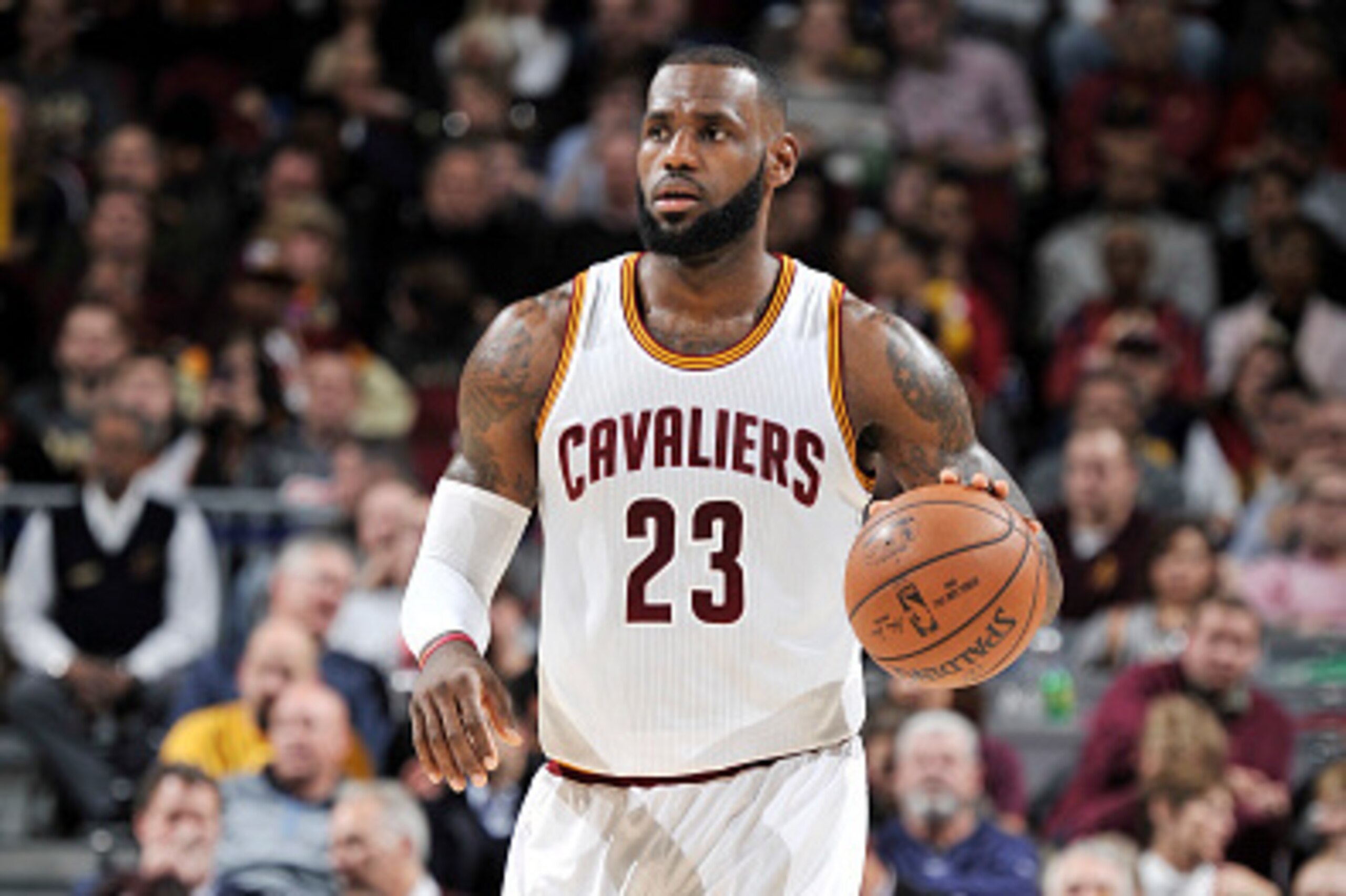 CLEVELAND, OH - DECEMBER 13:  LeBron James #23 of the Cleveland Cavaliers brings the ball up court against the Memphis Grizzlies during the game on December 13, 2016 at Quicken Loans Arena in Cleveland, Ohio. NOTE TO USER: User expressly acknowledges and 