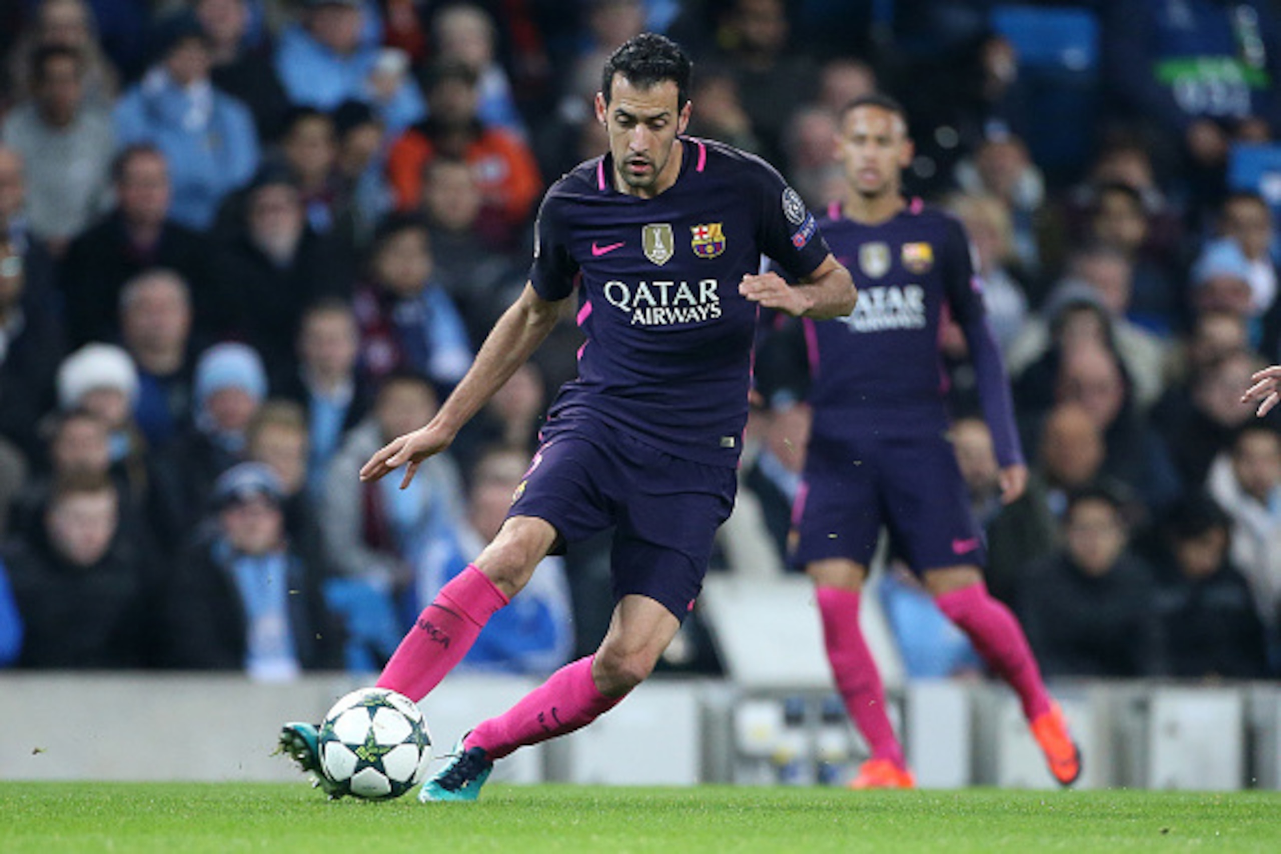 MANCHESTER, ENGLAND - NOVEMBER 1: Sergio Busquets of FC Barcelona in action during the UEFA Champions League match between Manchester City FC and FC Barcelona at Etihad Stadium on November 1, 2016 in Manchester, England. (Photo by Jean Catuffe/Getty Image