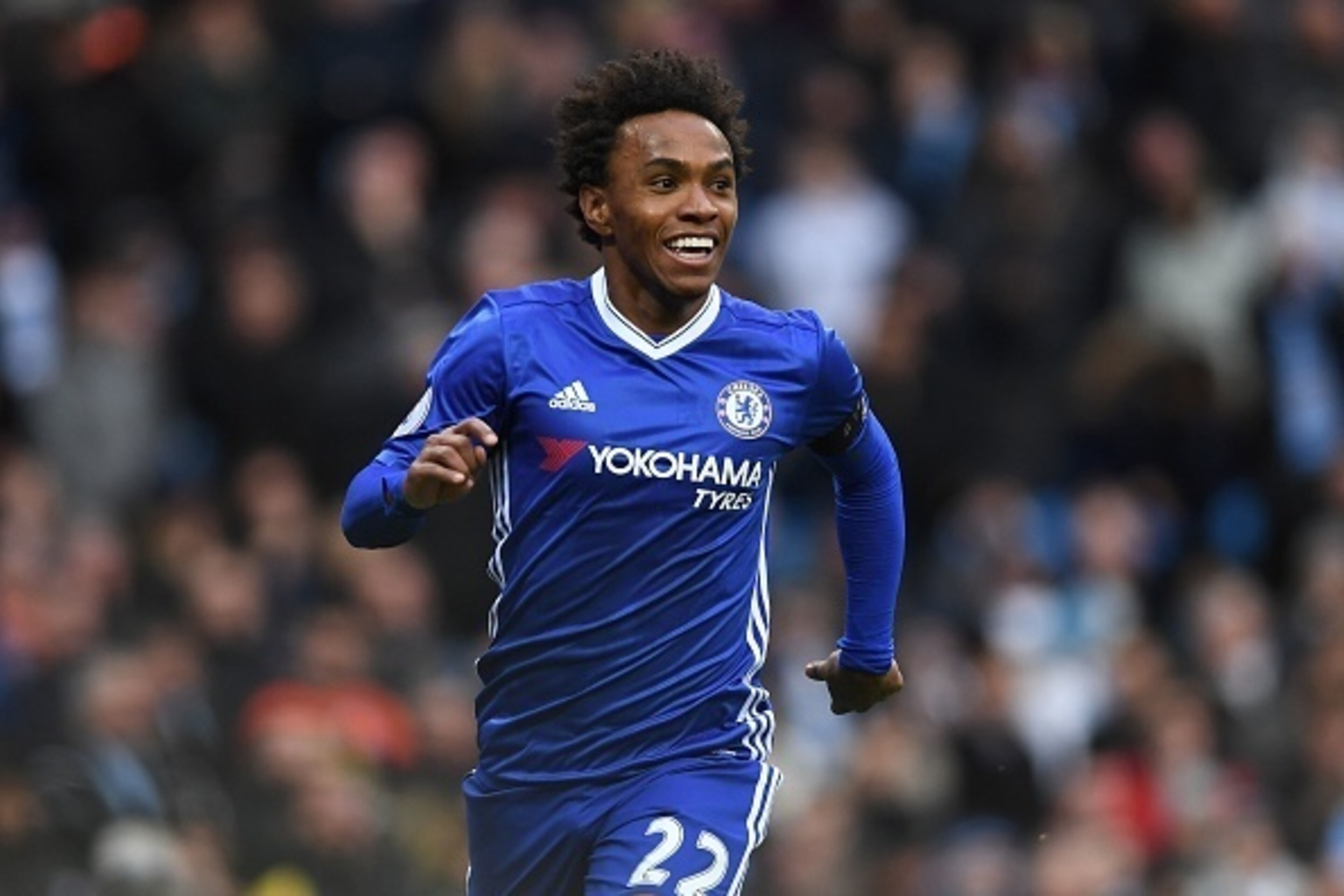 Chelsea's Brazilian midfielder Willian celebrates scoring his team's second goal during the English Premier League football match between Manchester City and Chelsea at the Etihad Stadium in Manchester, north west England, on December 3, 2016. / AFP / Pau