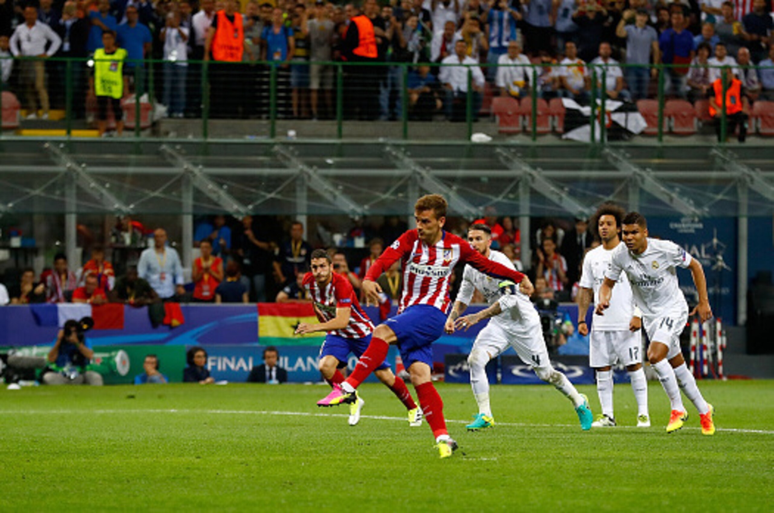 MILAN, ITALY - MAY 28:  Antoine Griezmann of Atletico Madrid missing a penalty during the UEFA Champions League Final match between Real Madrid and Club Atletico de Madrid at Stadio Giuseppe Meazza on May 28, 2016 in Milan, Italy.  (Photo by Clive Rose/Ge