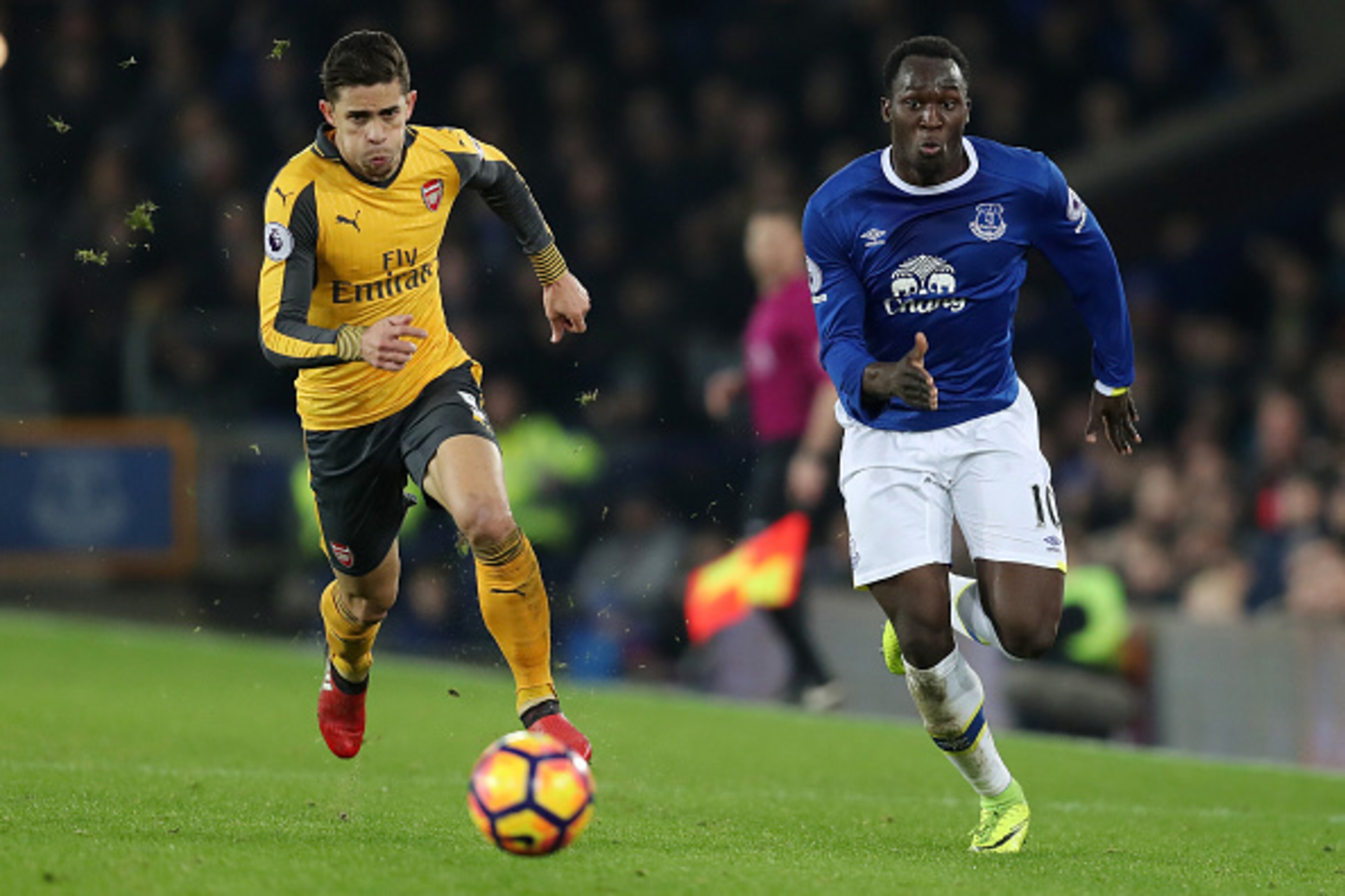 LIVERPOOL, ENGLAND - DECEMBER 13: Gabriel Paulista of Arsenal and Romelu Lukaku of Everton during the Premier League match between Everton and Arsenal at Goodison Park on December 13, 2016 in Liverpool, England. (Photo by Chris Brunskill - AMA/Getty Image
