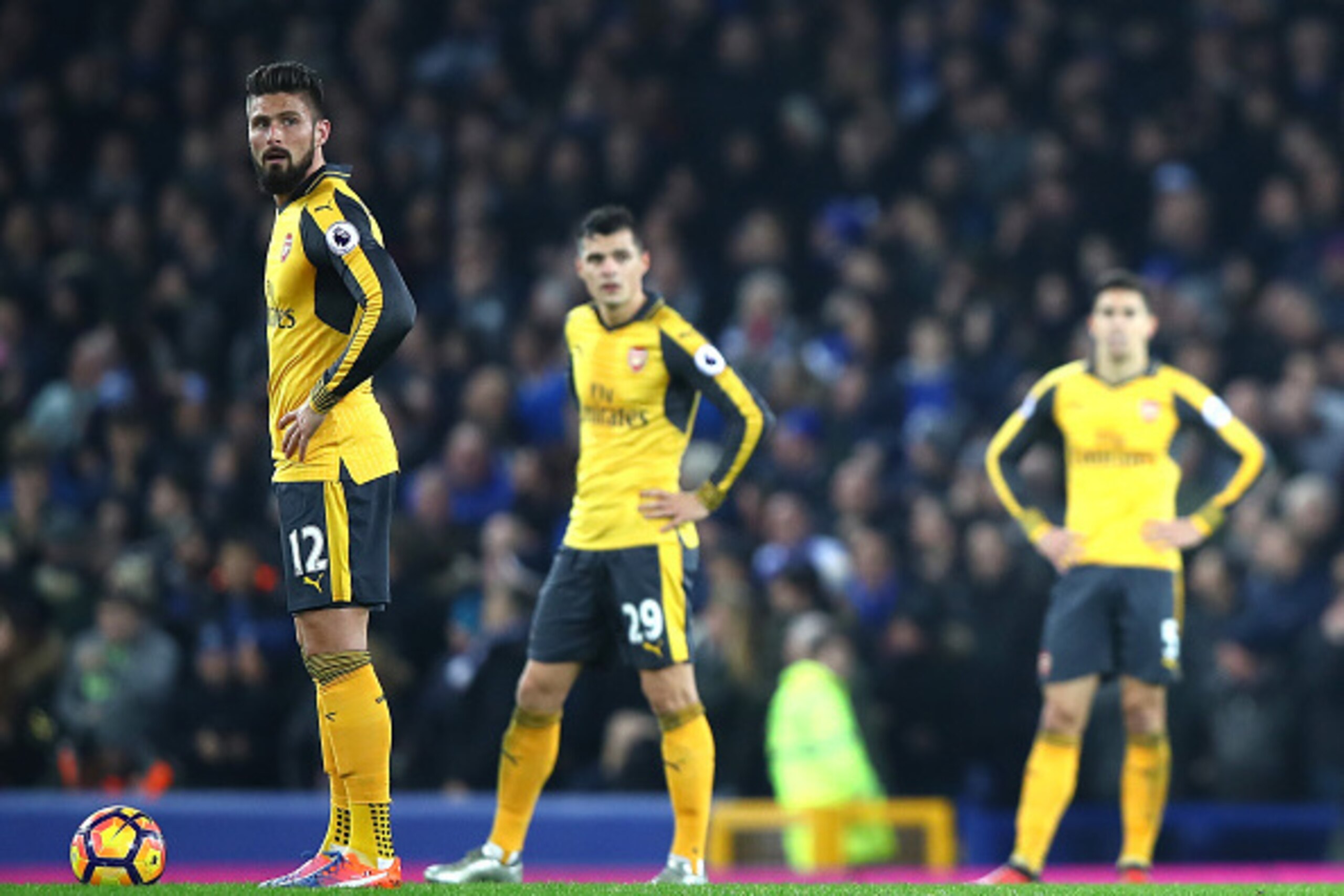 LIVERPOOL, ENGLAND - DECEMBER 13:  A dejected Olivier Giroud of Arsenal and teammates look on during the Premier League match between Everton and Arsenal at Goodison Park on December 13, 2016 in Liverpool, England.  (Photo by Clive Brunskill/Getty Images)