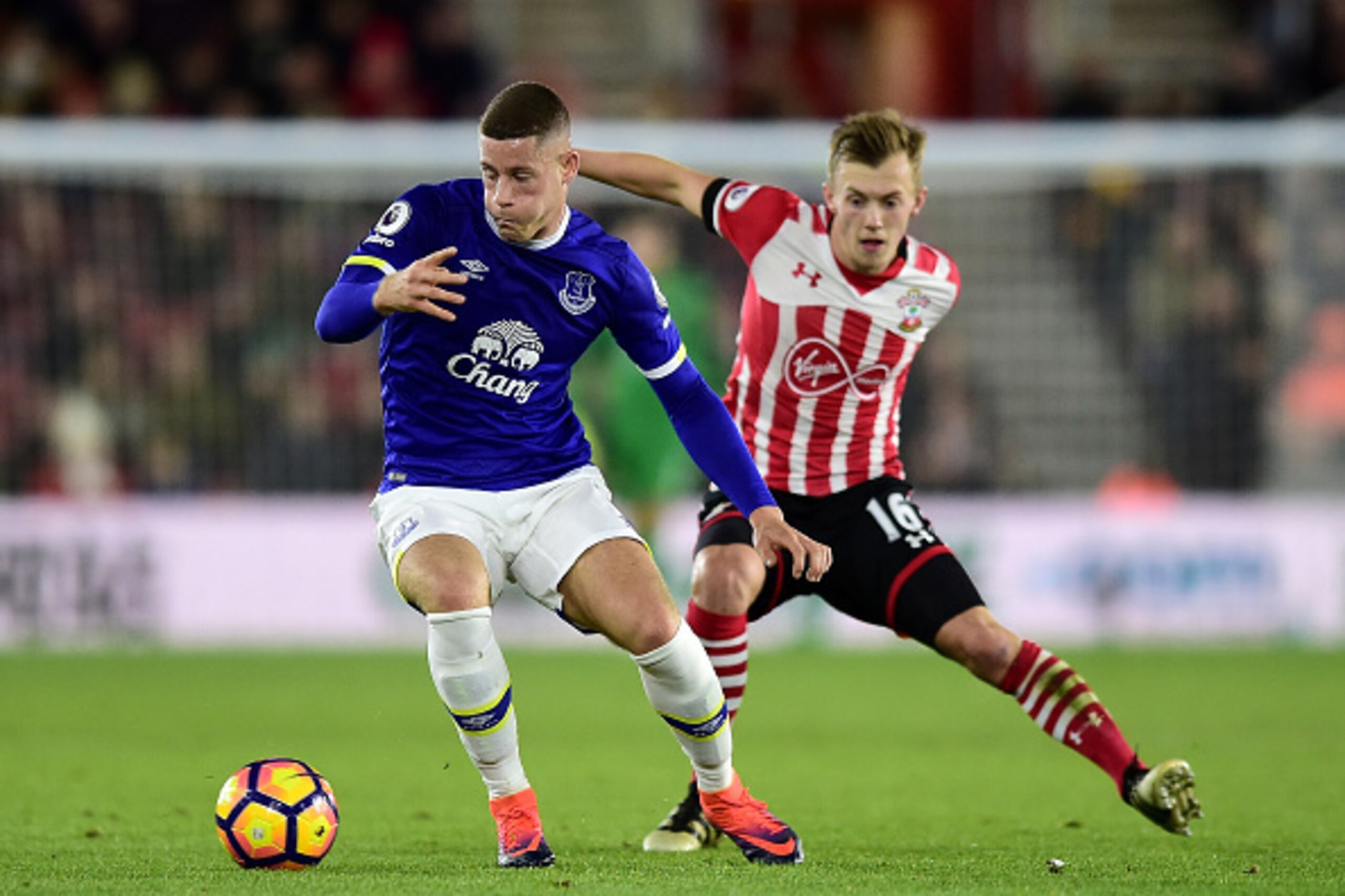 SOUTHAMPTON, ENGLAND - NOVEMBER 27:  Ross Barkley of Everton (L) attempts to take the ball away from James Ward-Prowse of Southampton (R) during the Premier League match between Southampton and Everton at St Mary's Stadium on November 27, 2016 in Southamp
