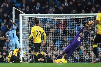 Watford's Brazilian goalkeeper Heurelho Gomes (R) makes a save during the English Premier League football match between Manchester City and Watford at the Etihad Stadium in Manchester, north west England, on December 14, 2016. / AFP / Anthony DEVLIN / RES