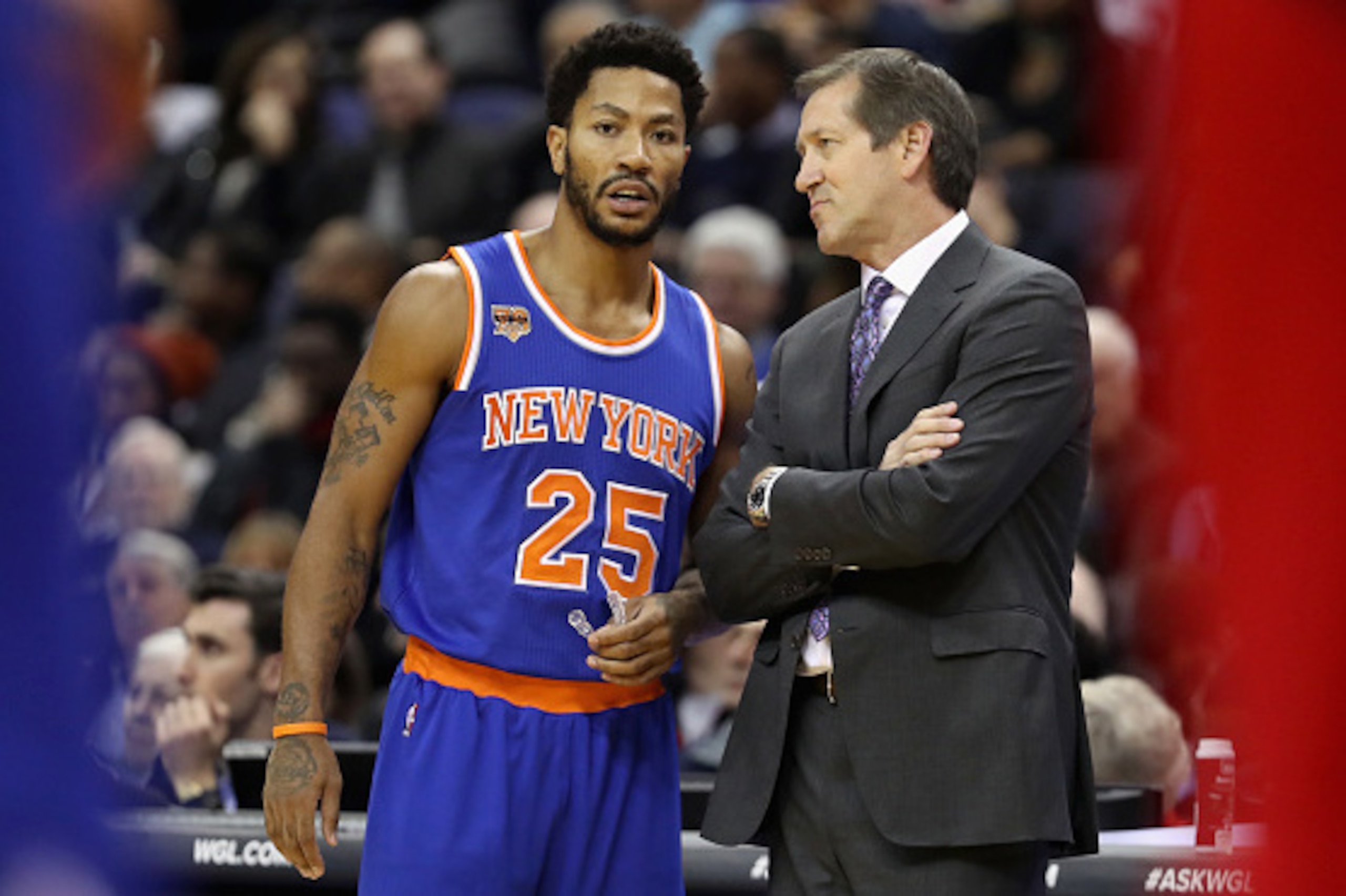WASHINGTON, DC - NOVEMBER 17:  Derrick Rose #25 of the New York Knicks talks with head coach Jeff Hornacek against the Washington Wizards at Verizon Center on November 17, 2016 in Washington, DC. NOTE TO USER: User expressly acknowledges and agrees that, 