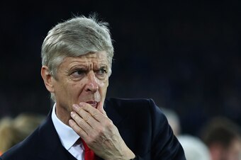 LIVERPOOL, ENGLAND - DECEMBER 13:  Arsenal manager Arsene Wenger deep in thought prior to the Premier League match between Everton and Arsenal at Goodison Park on December 13, 2016 in Liverpool, England.  (Photo by Clive Brunskill/Getty Images)