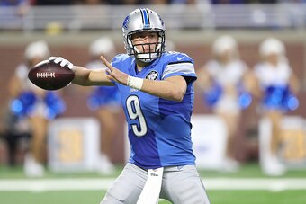 DETROIT, MI - DECEMBER 11: Quarterback Matthew Stafford #9 of the Detroit Lions drops back to pass during the third quarter of the game against the Chicago Bears at Ford Field on December 11, 2016 in Detroit, Michigan. Detroit defeated Chicago Bears 20-17