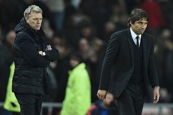 Sunderland's Scottish manager David Moyes (L) and Chelsea's Italian head coach Antonio Conte react following during the English Premier League football match between Sunderland and Chelsea at the Stadium of Light in Sunderland, north-east England on Decem