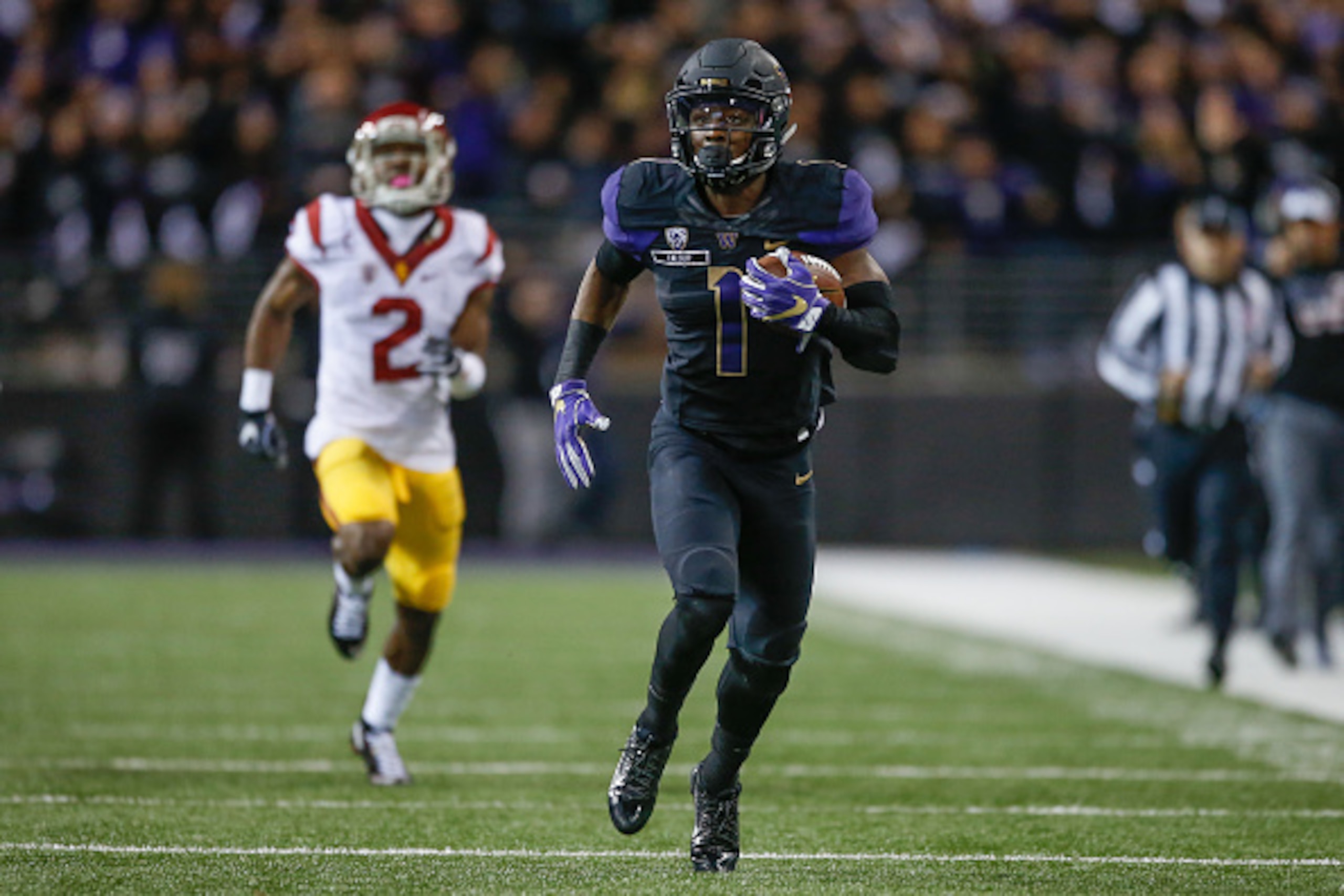 SEATTLE, WA - NOVEMBER 12:  Wide receiver John Ross #1 of the Washington Huskies rushes for a touchdown against the USC Trojans on November 12, 2016 at Husky Stadium in Seattle, Washington. The Trojans defeated the Huskies 24-13.  (Photo by Otto Greule Jr