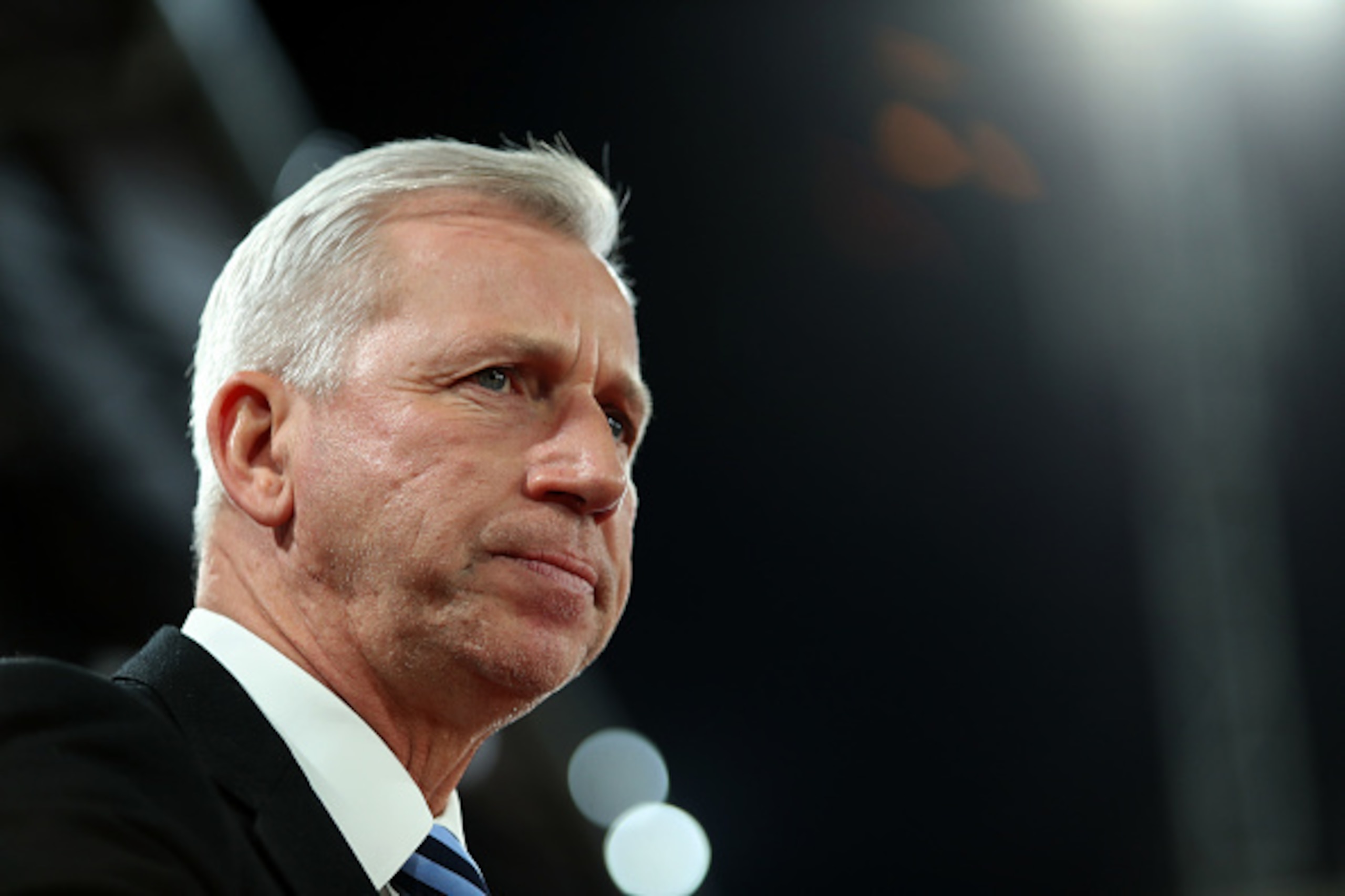 LONDON, ENGLAND - DECEMBER 14:  Alan Pardew, Manager of Crystal Palace looks on during the Premier League match between Crystal Palace and Manchester United at Selhurst Park on December 14, 2016 in London, England.  (Photo by Christopher Lee/Getty Images)
