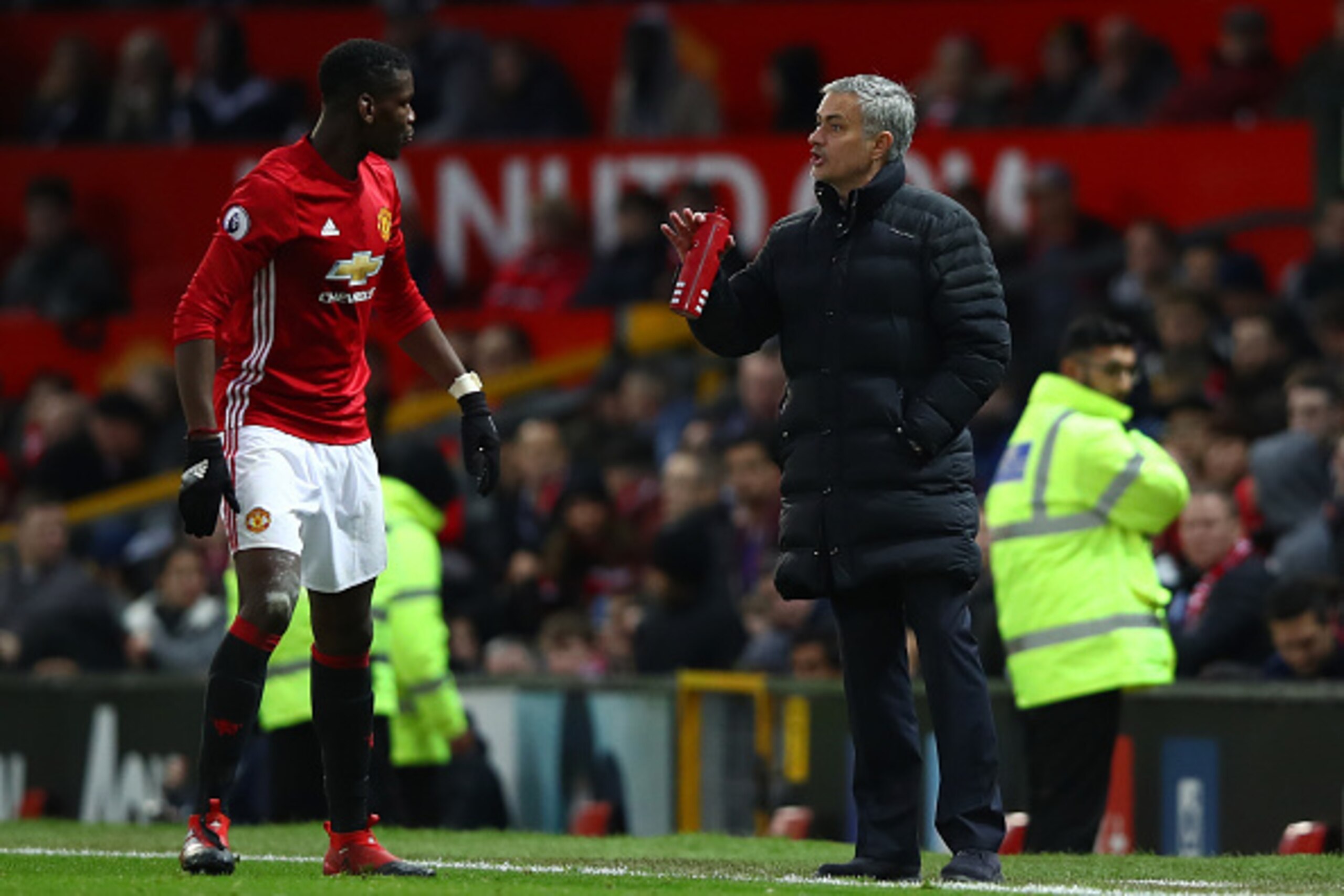 MANCHESTER, ENGLAND - DECEMBER 11:  Jose Mourinho, Manager of Manchester United gives instruction to Paul Pogba during the Premier League match between Manchester United and Tottenham Hotspur at Old Trafford on December 11, 2016 in Manchester, England.  (