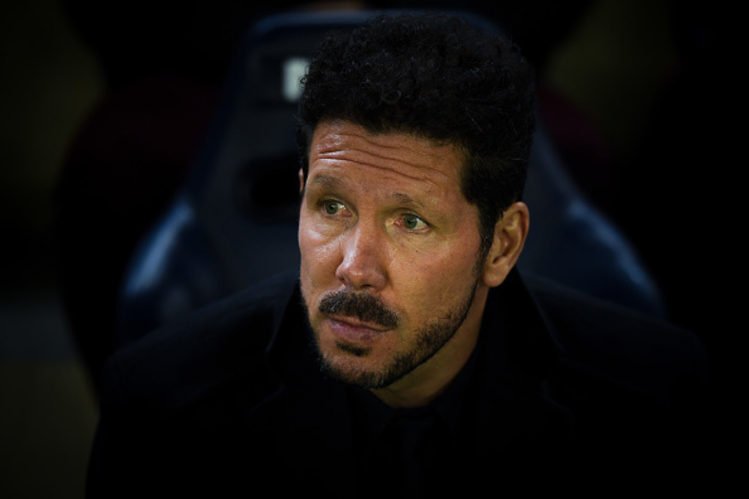 VILLARREAL, SPAIN - DECEMBER 12:  Head coach Diego Pablo Simeone of Club Atletico de Madrid looks on during the La Liga match between Villarreal CF and Club Atletico de Madrid at El Madrigal stadium on December 12, 2016 in Villarreal, Spain.  (Photo by Da
