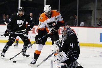 NEW YORK, NY - NOVEMBER 03:  Jaroslav Halak #41 of the New York Islanders makes a save against Wayne Simmonds #17 of the Philadelphia Flyers during their game at the Barclays Center on November 3, 2016 in New York City.  (Photo by Al Bello/Getty Images)