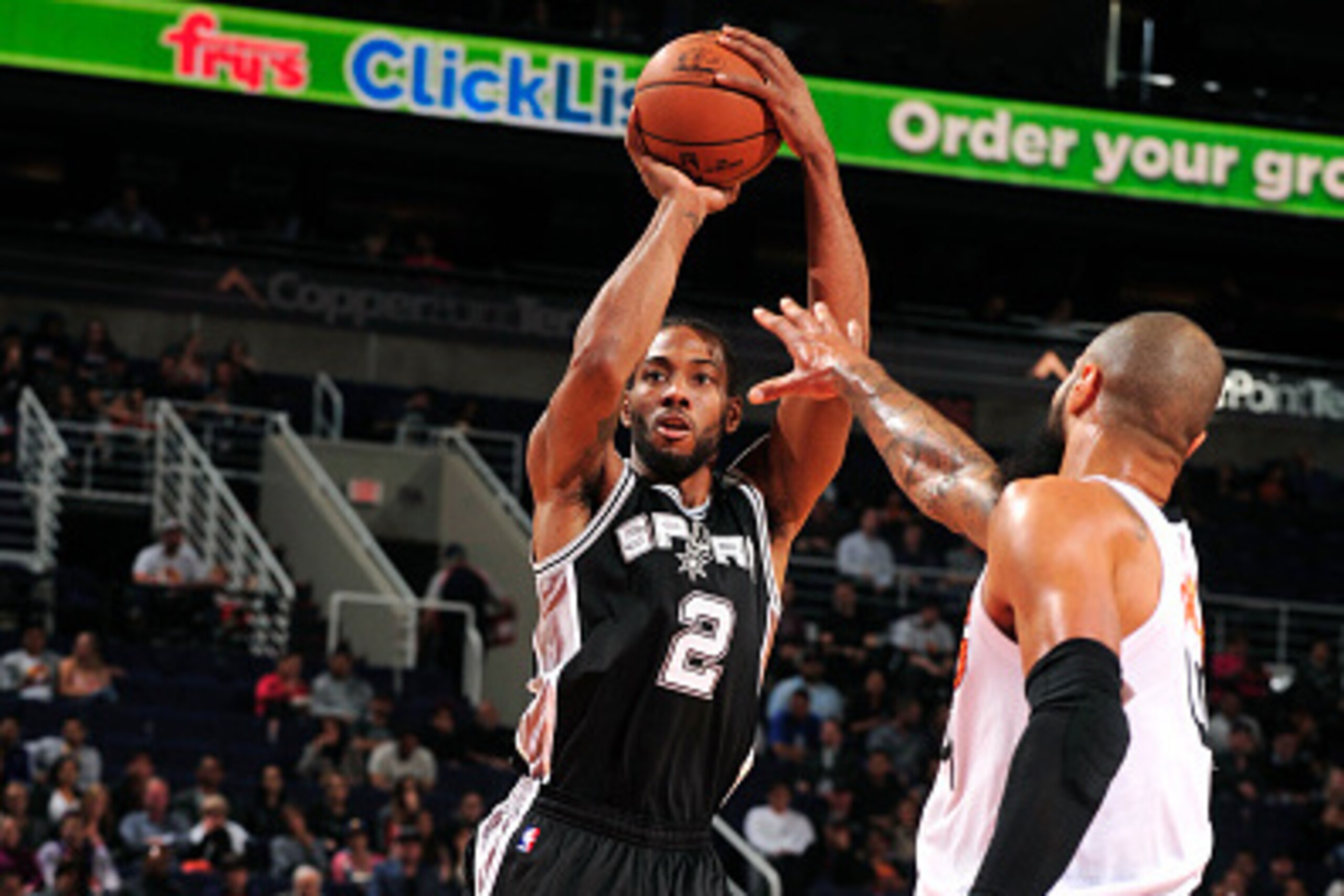 PHOENIX, AZ - DECEMBER 15: Kawhi Leonard #2 of the San Antonio Spurs shoots the ball during the game against the Phoenix Suns on December 15, 2016 at U.S. Airways Center in Phoenix, Arizona. NOTE TO USER: User expressly acknowledges and agrees that, by do