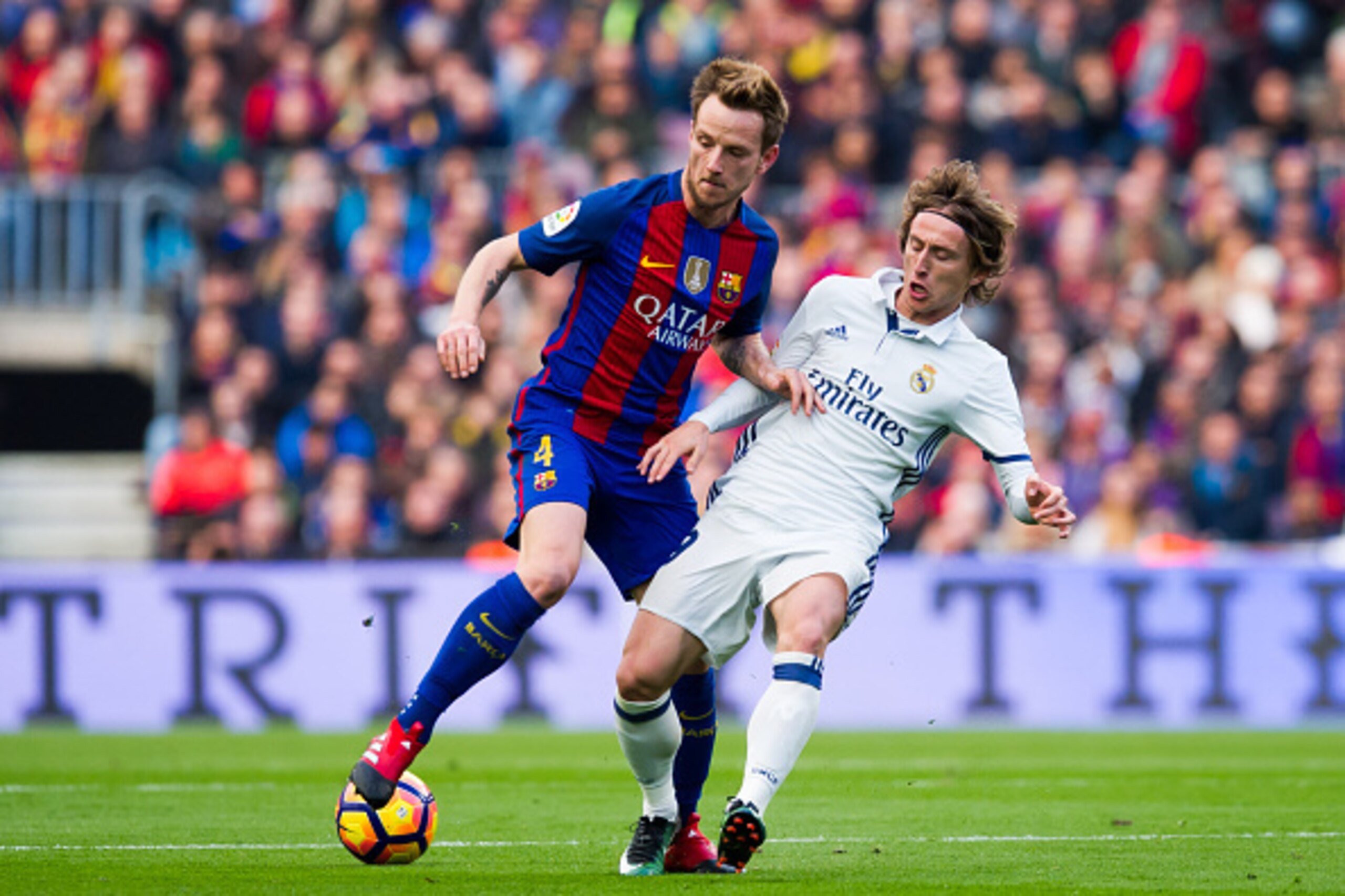 BARCELONA, SPAIN - DECEMBER 03:  Ivan Rakitic (L) of FC Barcelona fights for the ball with Luka Modric (R) of Real Madrid CF during the La Liga match between FC Barcelona and Real Madrid CF at Camp Nou stadium on December 3, 2016 in Barcelona, Spain.  (Ph