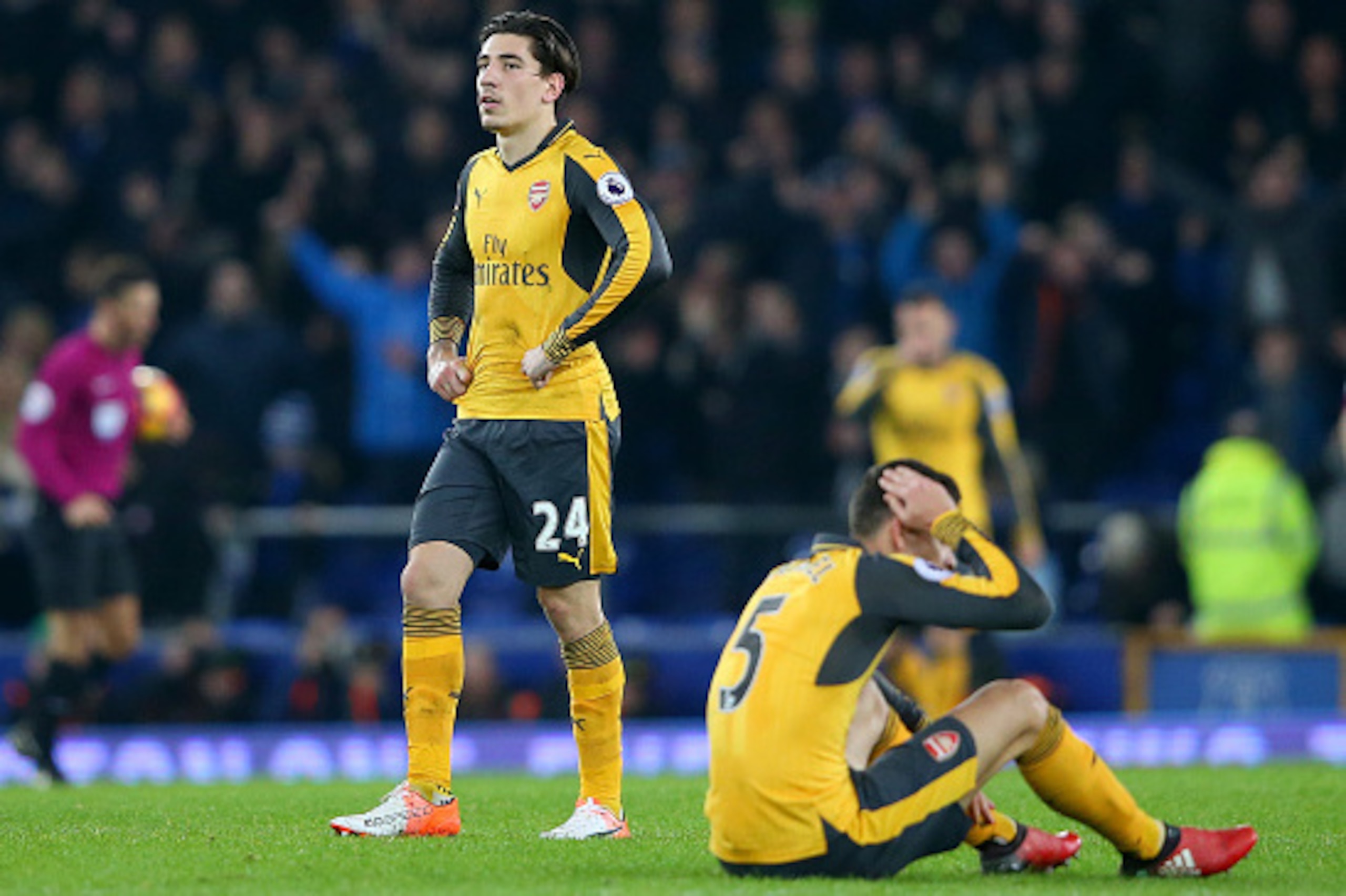 LIVERPOOL, ENGLAND - DECEMBER 13: A dejected Hector Bellerin of Arsenal looks on following his team's 2-1 defeat during the Premier League match between Everton and Arsenal at Goodison Park on December 13, 2016 in Liverpool, England. (Photo by Alex Live LIVERPOOL, ENGLAND - DECEMBER 13: A dejected Hector Bellerin of Arsenal looks on following his team's 2-1 defeat during the Premier League match between Everton and Arsenal at Goodison Park on December 13, 2016 in Liverpool, England. (Photo by Alex Live