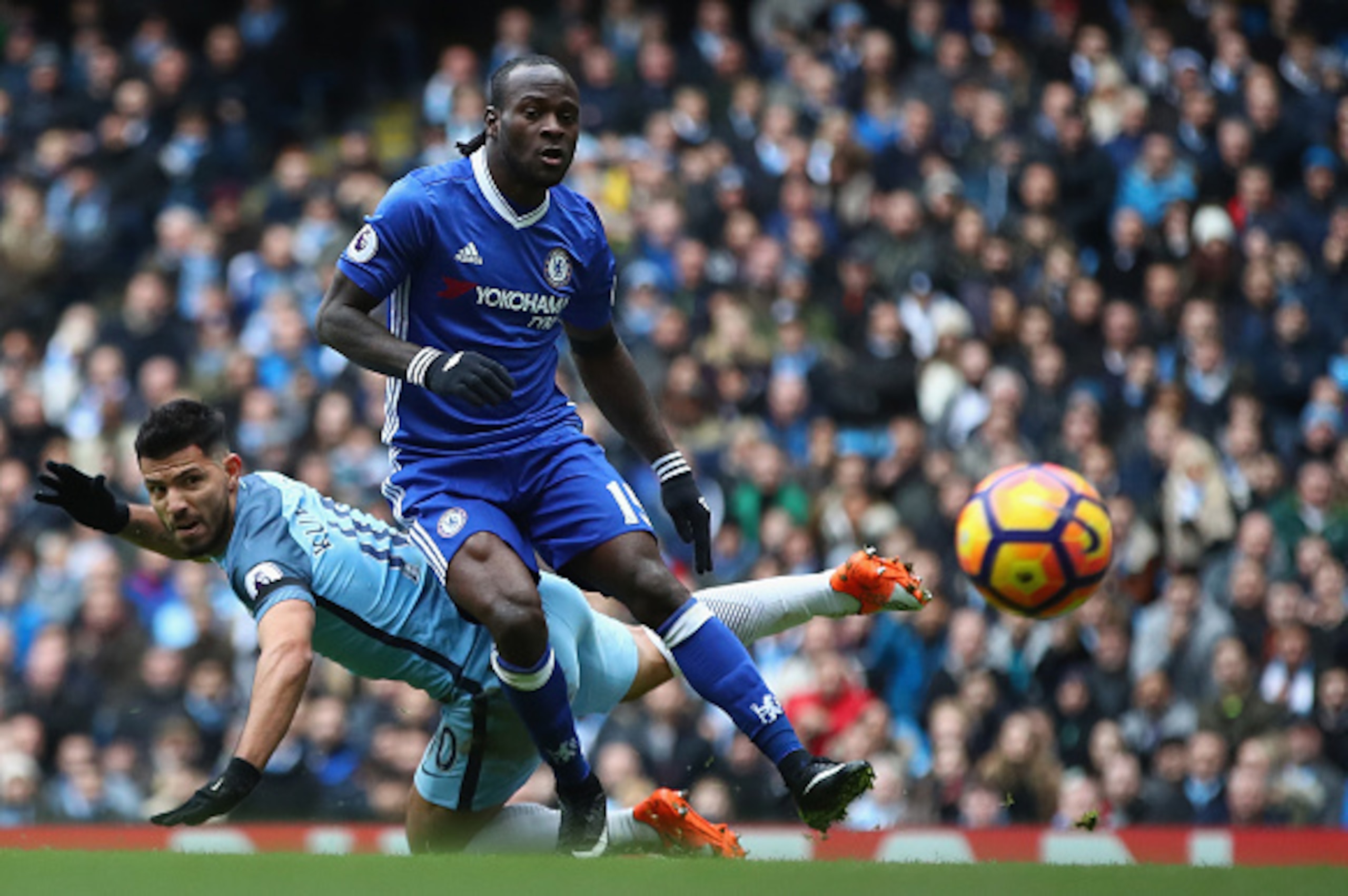 MANCHESTER, ENGLAND - DECEMBER 03:  Sergio Aguero of Manchester City and Victor Moses of Chelsea compete for the ball during the Premier League match between Manchester City and Chelsea at Etihad Stadium on December 3, 2016 in Manchester, England.  (Photo