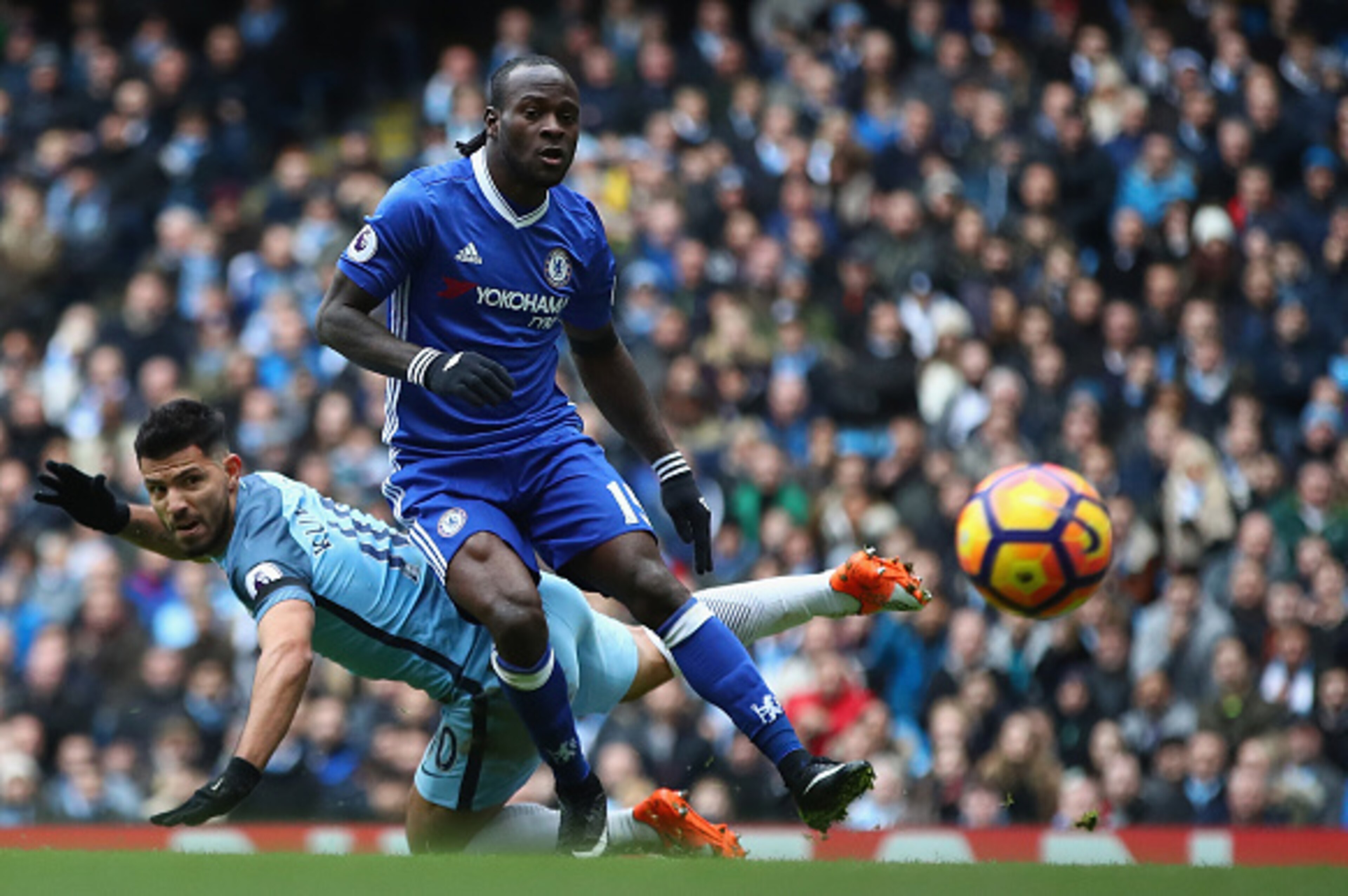 MANCHESTER, ENGLAND - DECEMBER 03:  Sergio Aguero of Manchester City and Victor Moses of Chelsea compete for the ball during the Premier League match between Manchester City and Chelsea at Etihad Stadium on December 3, 2016 in Manchester, England.  (Photo