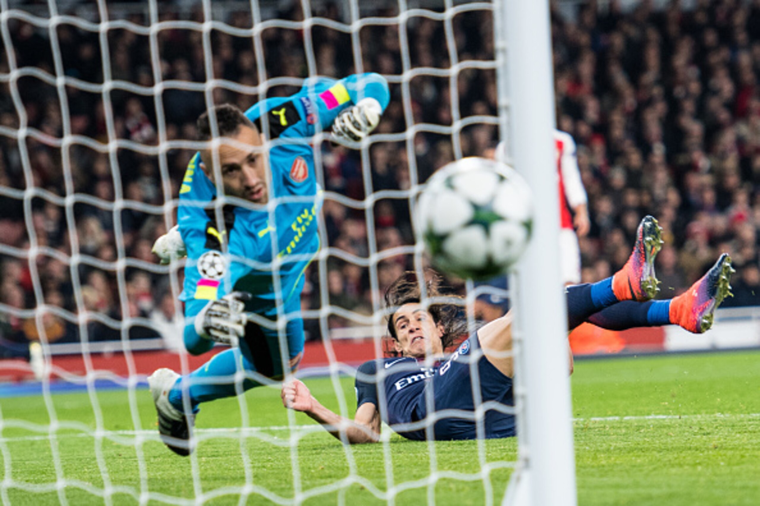 2016.11.23.London
Pilka Nozna Liga Mistrzow sezon 2016/2017
Arsenal vs Paris Saint-Germain
n/z David Ospina Edinson Cavani
foto Sebastain Frej / PressFocus 

2016.11.23.London
Football UEFA Champions League 
season 2017/2017
Arsenal vs Paris Saint-Germain
