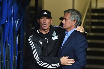 WEST BROMWICH, ENGLAND - AUGUST 23: Tony Pulis, manager of West Bromwich Albion greets Jose Mourinho, manager of Chelsea prior to the Barclays Premier League match between West Bromwich Albion and Chelsea at The Hawthorns on August 23, 2015 in West Bromwi