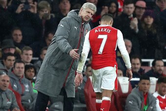 LONDON, ENGLAND - DECEMBER 10:  Arsene Wenger, Manager of Arsenal (L) embraces Alexis Sanchez of Arsenal (R) after he is subbed during the Premier League match between Arsenal and Stoke City at the Emirates Stadium on December 10, 2016 in London, England.