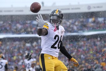 ORCHARD PARK, NY - DECEMBER 11: Le'Veon Bell #26 of the Pittsburgh Steelers gets the ball back from the official after scoring his third touchdown of the game during NFL game action against the Buffalo Bills at New Era Field on December 11, 2016 in Orchar