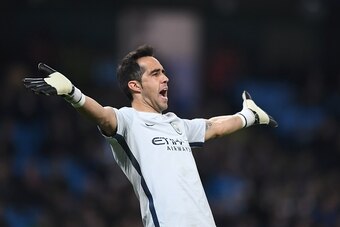 Manchester City's Chilean goalkeeper Claudio Bravo reacts during the English Premier League football match between Manchester City and Watford at the Etihad Stadium in Manchester, north west England, on December 14, 2016. / AFP / Anthony DEVLIN / RESTRICT