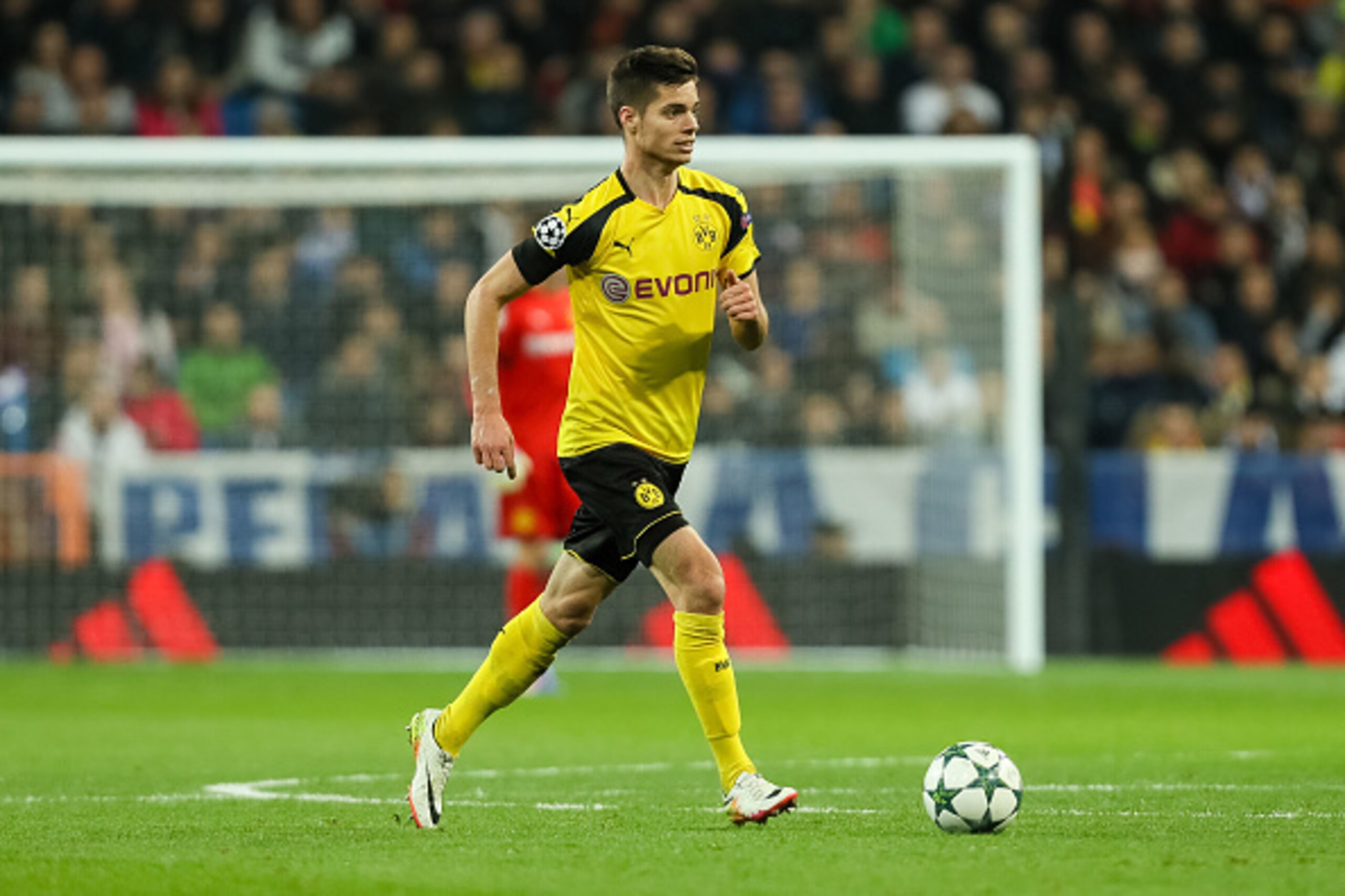 MADRID, SPAIN - DECEMBER 07: Julian Weigl of Borussia Dortmund in action  during the UEFA Champions League match between Real Madrid CF and Borussia Dortmund at Bernabeu on December 7, 2016 in Madrid. (Photo by TF-Images/Getty Images)