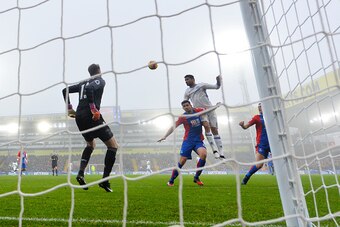 LONDON, ENGLAND - DECEMBER 17: Diego Costa of Chelsea (R) scores his sides first goal with a header during the Premier League match between Crystal Palace and Chelsea at Selhurst Park on December 17, 2016 in London, England.  (Photo by Dan Mullan/Getty Im