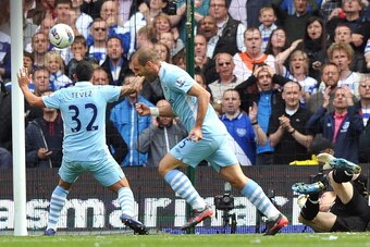 Manchester City's Argentinian defender Pablo Zabaleta (2nd L) celebrates scoring the opening goal past Queens Park Rangers' Irish goalkeeper Paddy Kenny (R) during the English Premier League football match between Manchester City and Queens Park Rangers a