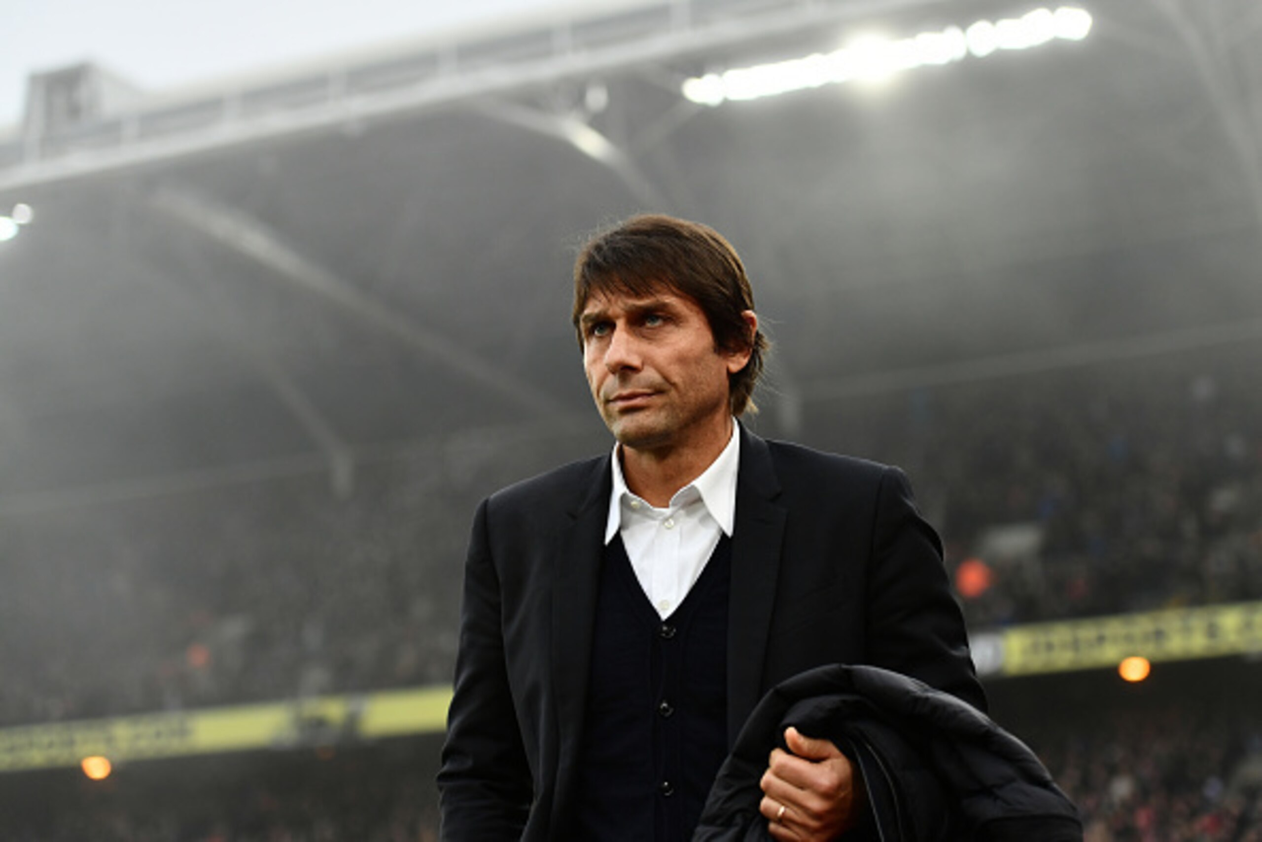 LONDON, ENGLAND - DECEMBER 17: Antonio Conte, Manager of Chelsea walks to the away dugout prior to the Premier League match between Crystal Palace and Chelsea at Selhurst Park on December 17, 2016 in London, England. (Photo by Dan Mullan/Getty Images) LONDON, ENGLAND - DECEMBER 17: Antonio Conte, Manager of Chelsea walks to the away dugout prior to the Premier League match between Crystal Palace and Chelsea at Selhurst Park on December 17, 2016 in London, England. (Photo by Dan Mullan/Getty Images)