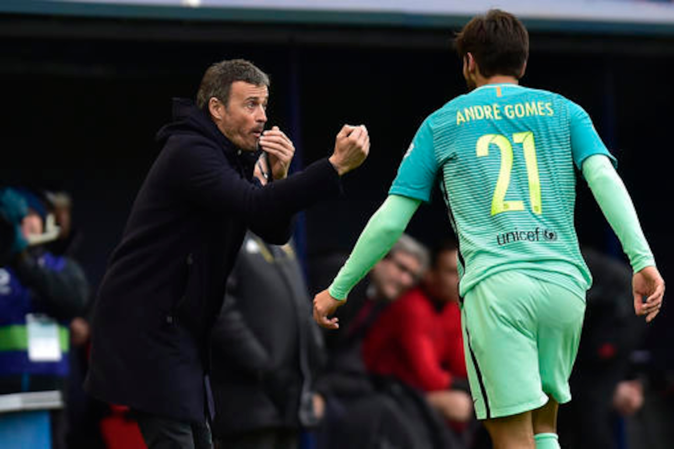 Luis Enrique tells Andre Gomes something.