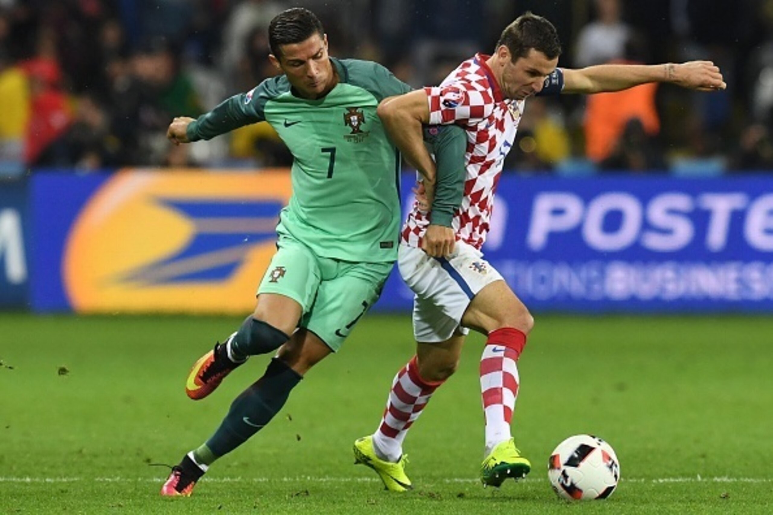 TOPSHOT - Portugal's forward Cristiano Ronaldo (L) vies with Croatia's defender Darijo Srna during the round of sixteen football match Croatia against Portugal of the Euro 2016 football tournament, on June 25, 2016 at the Bollaert-Delelis stadium in Lens.