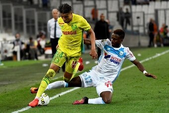 Nantes' French midfielder Amine Harit (L) vies with Olympique de Marseille's French forward Bouna Sarr (R) during the French L1 football match Marseille vs Nantes, on September 25, 2016 at the Velodrome stadium in Marseille, southern France.  / AFP / ANNE