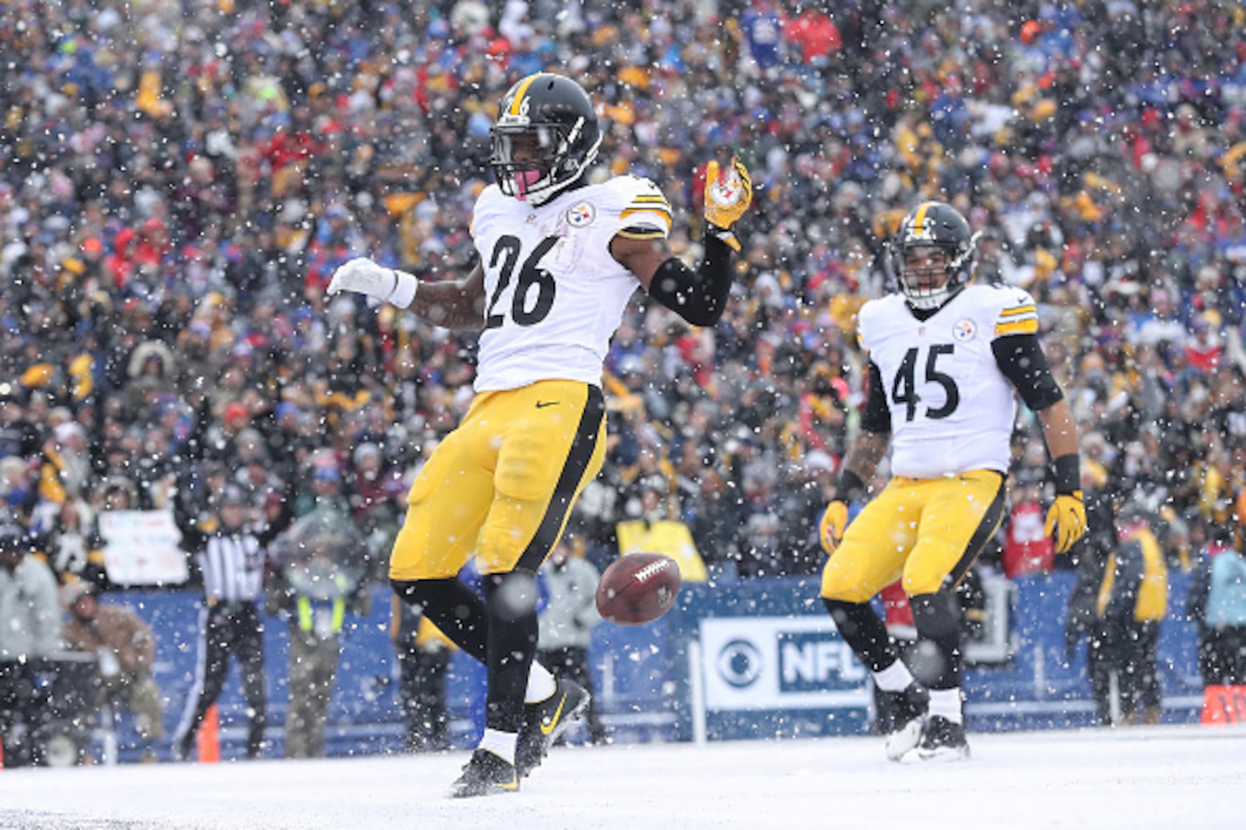 ORCHARD PARK, NY - DECEMBER 11: Le'Veon Bell #26 of the Pittsburgh Steelers celebrates after scoring his second touchdown of the game during NFL game action against the Buffalo Bills at New Era Field on December 11, 2016 in Orchard Park, New York. (Photo 