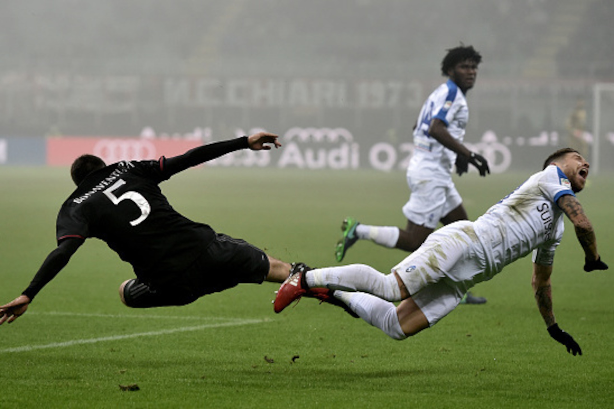 Atalanta's midfielder of Slovenia Jasmin Kurtic vies with AC Milan midfielder from Italy Giacomo Bonaventura (R) during the Serie A football match AC Milan vs Atalanta at San Siro Stadium in Milan on December 17, 2016.
/ AFP / TIZIANA FABI (Photo Atalanta's midfielder of Slovenia Jasmin Kurtic vies with AC Milan midfielder from Italy Giacomo Bonaventura (R) during the Serie A football match AC Milan vs Atalanta at San Siro Stadium in Milan on December 17, 2016.
/ AFP / TIZIANA FABI (Photo