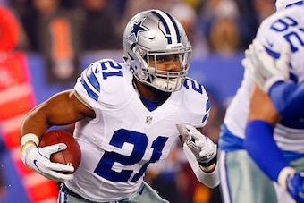 EAST RUTHERFORD, NJ - DECEMBER 11:  (NEW YORK DAILIES OUT)    Ezekiel Elliott #21 of the Dallas Cowboys in action against the New York Giants on December 11, 2016 at MetLife Stadium in East Rutherford, New Jersey. The Giants defeated the Cowboys 10-7.  (P